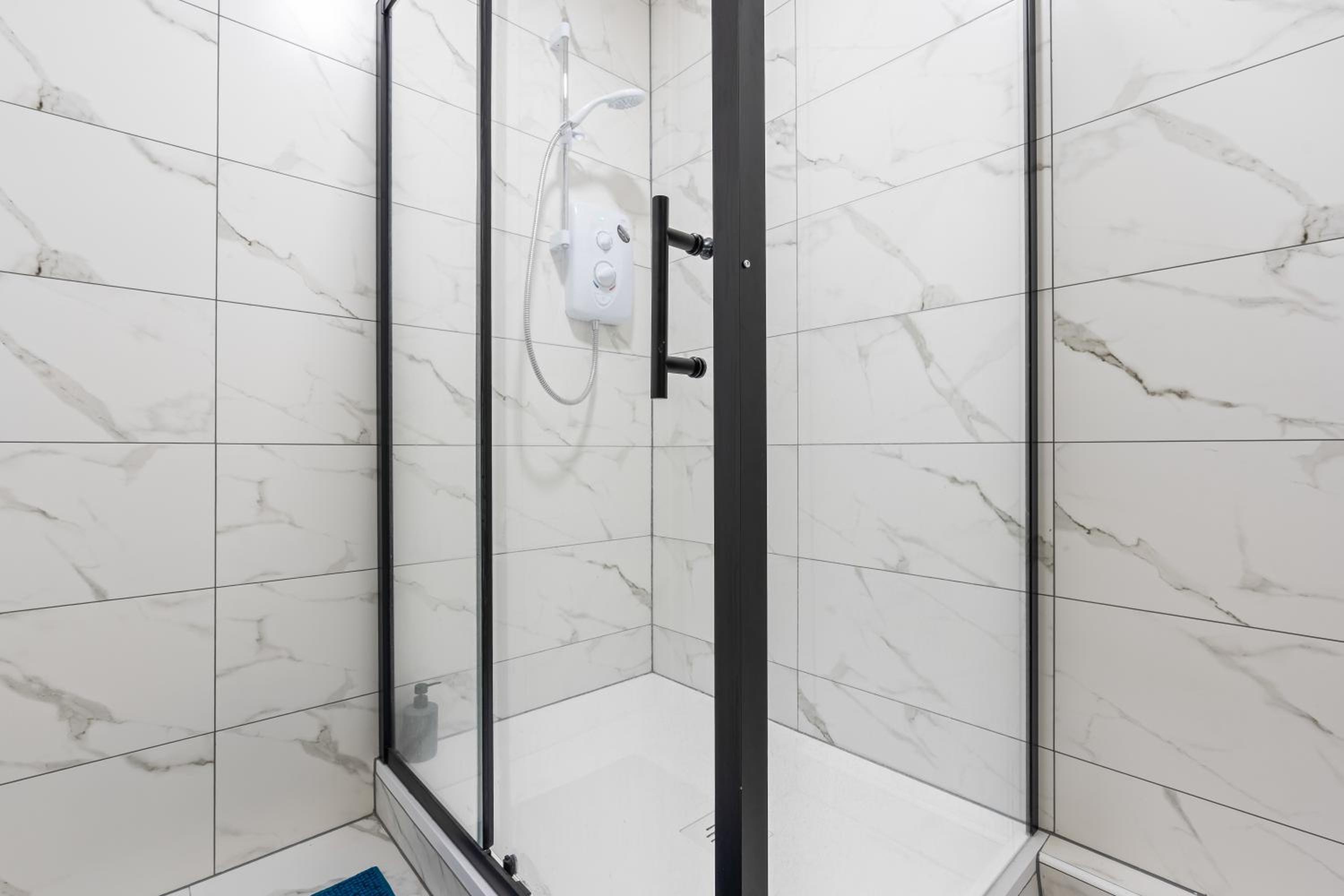Stunning 4 Bed, Sleeps 10, Parking