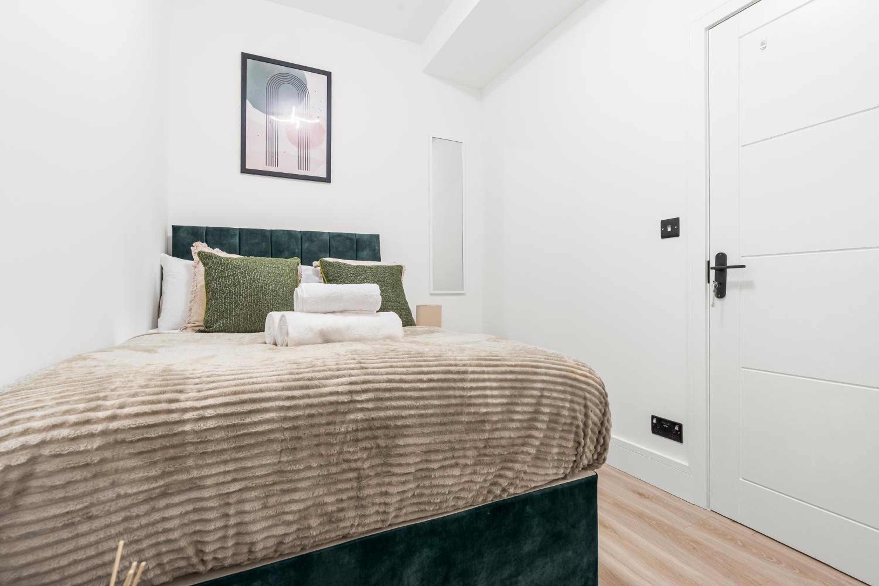 Stunning 4 Bed, Sleeps 10, Parking