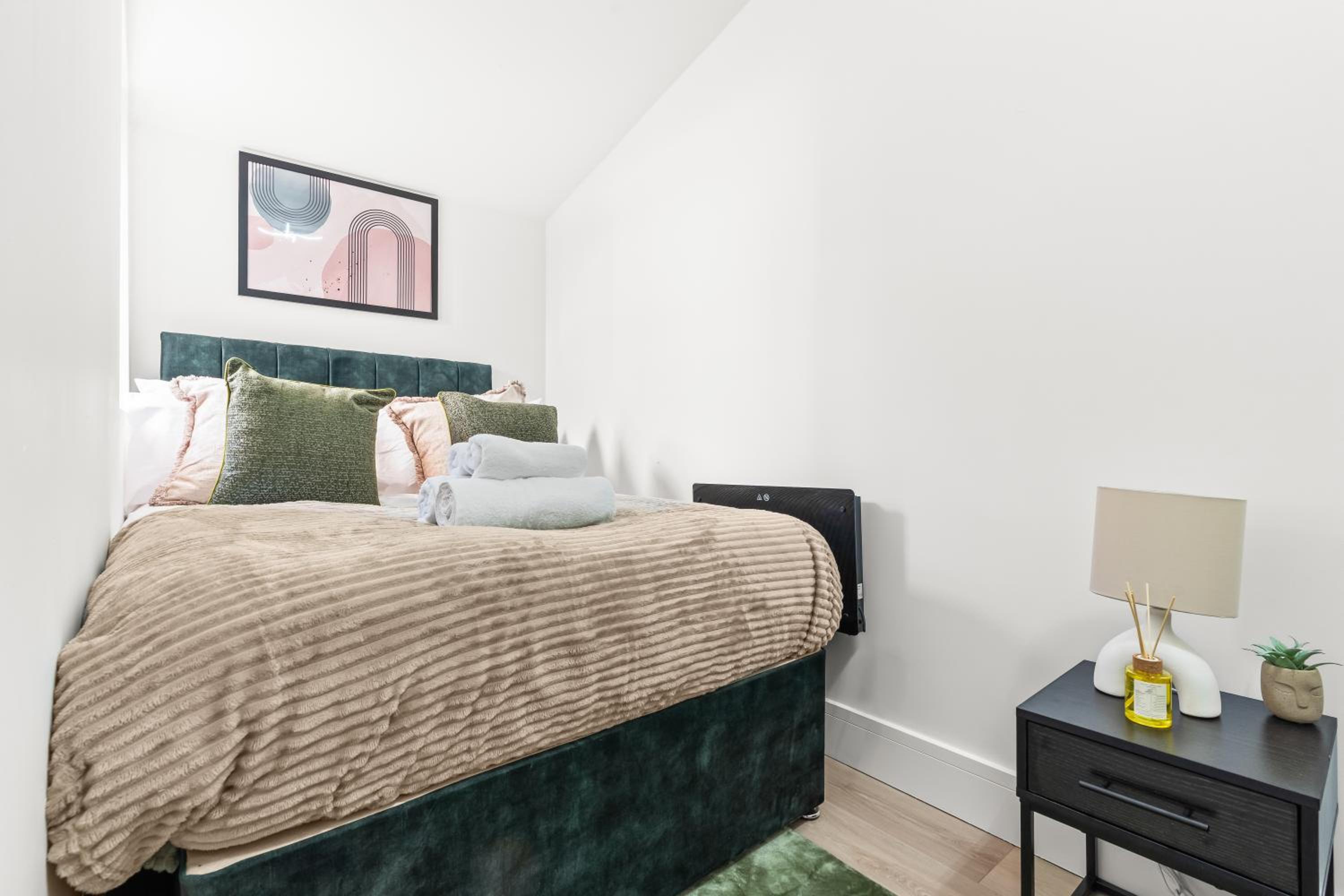 Stunning 4 Bed, Sleeps 10, Parking