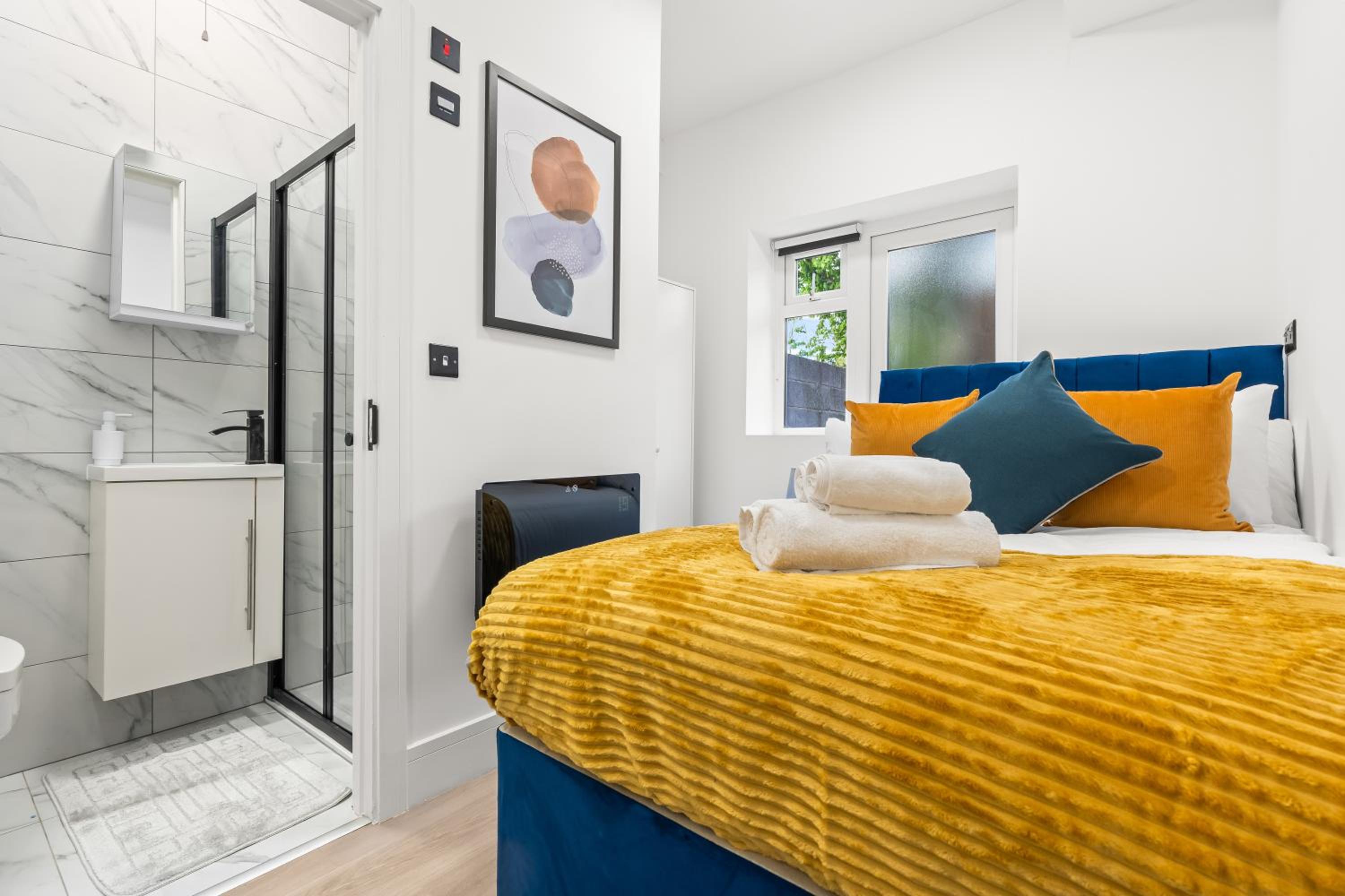 Stunning 4 Bed, Sleeps 10, Parking