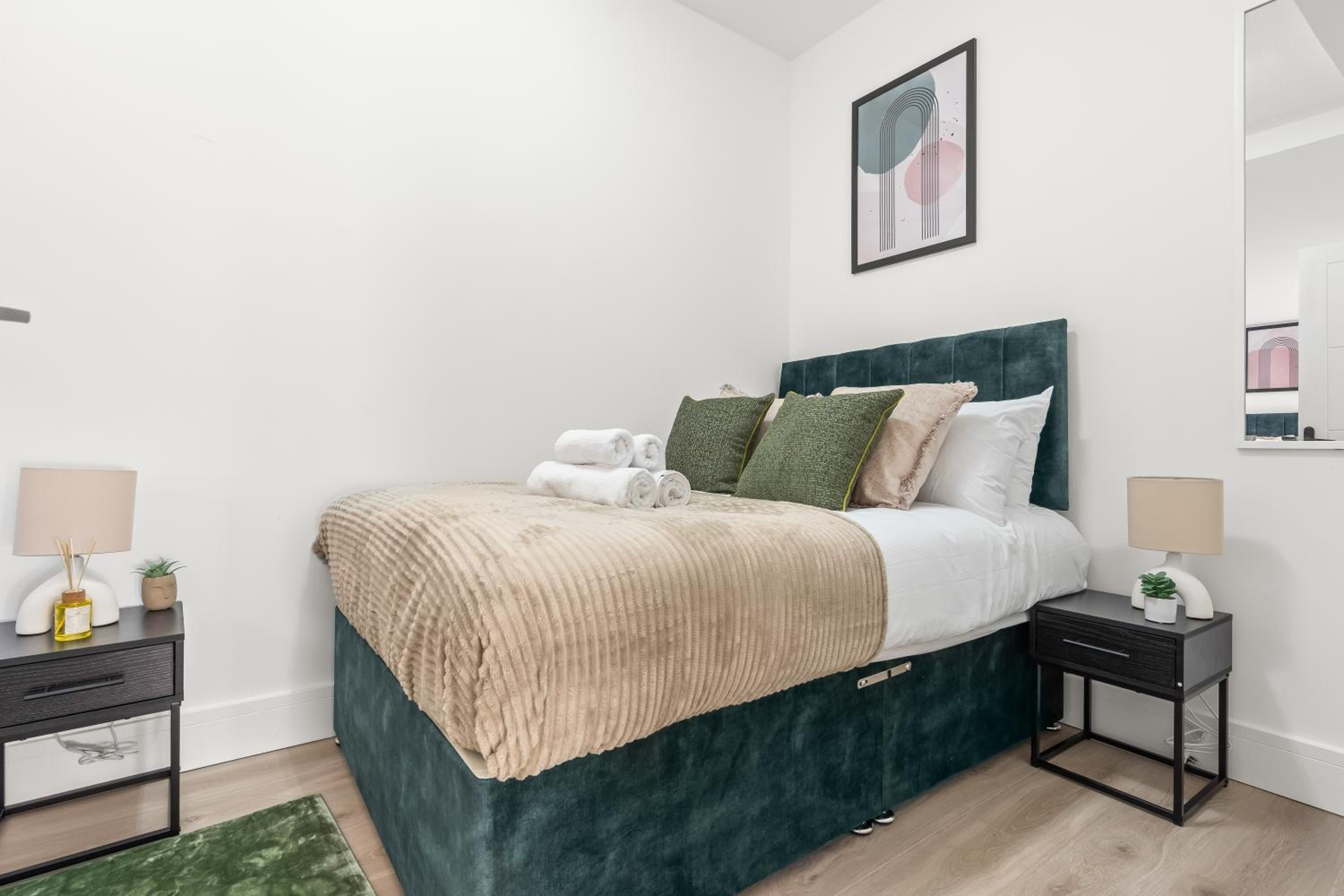 Stunning 4 Bed, Sleeps 10, Parking