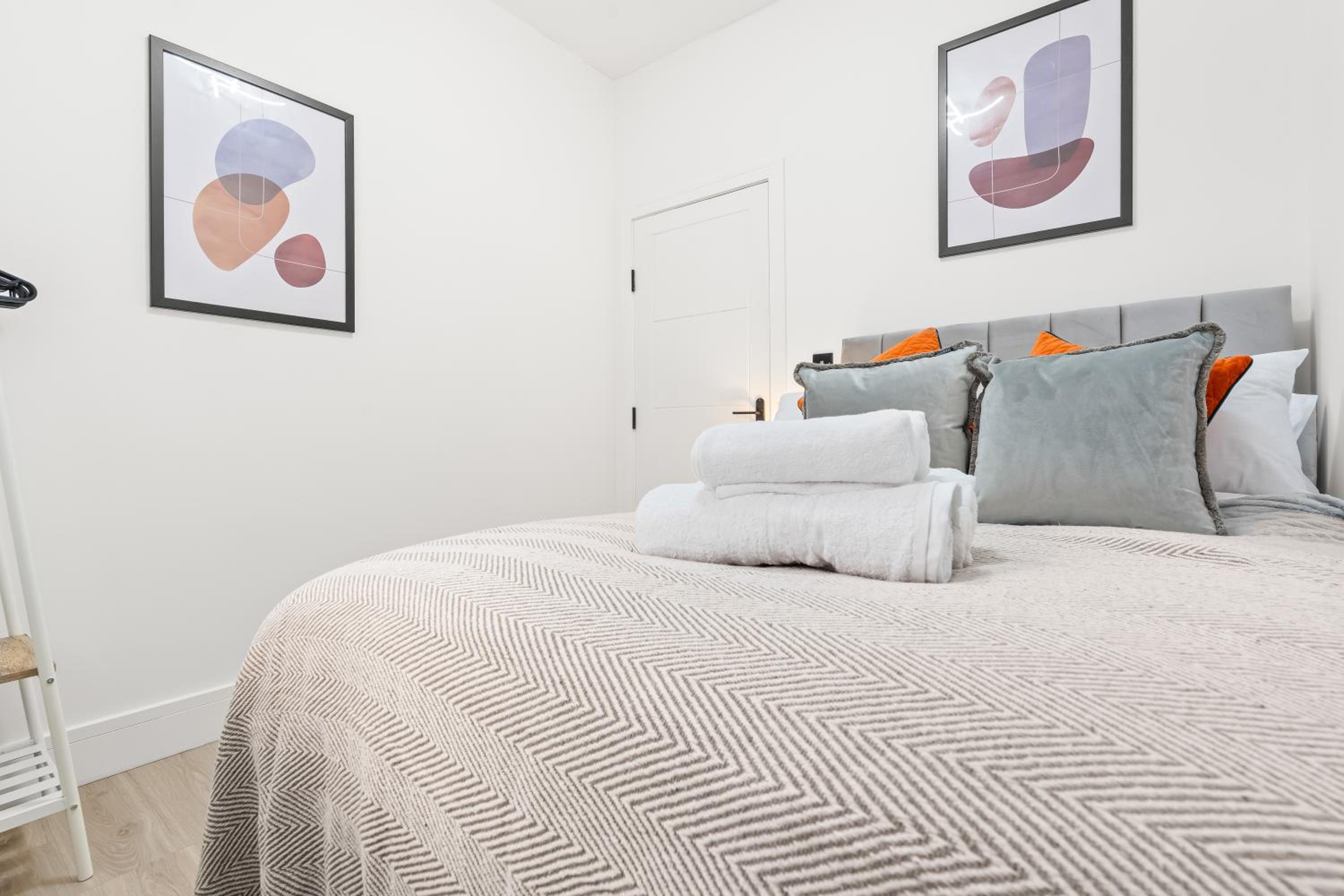 Stunning 4 Bed, Sleeps 10, Parking