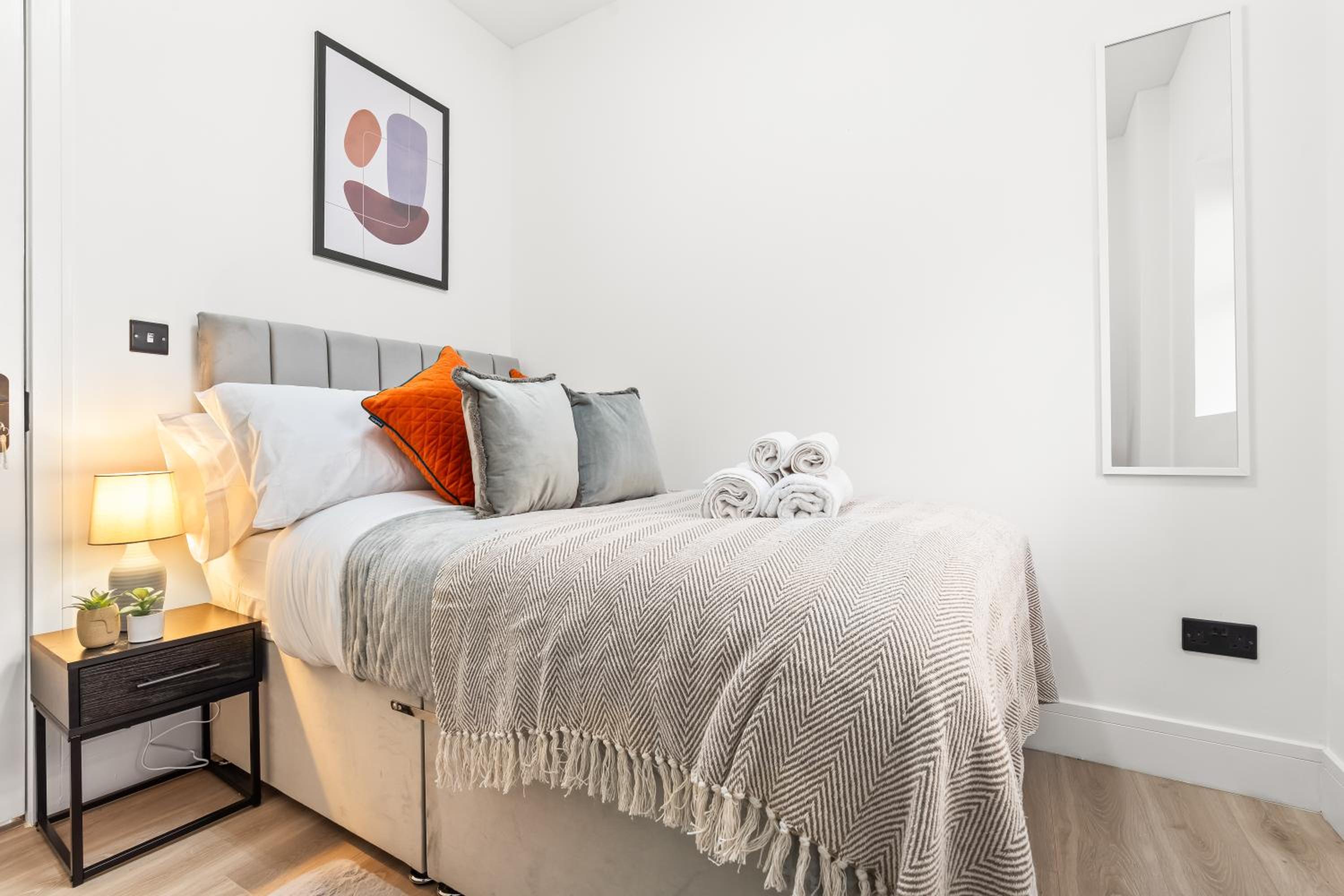 Stunning 4 Bed, Sleeps 10, Parking