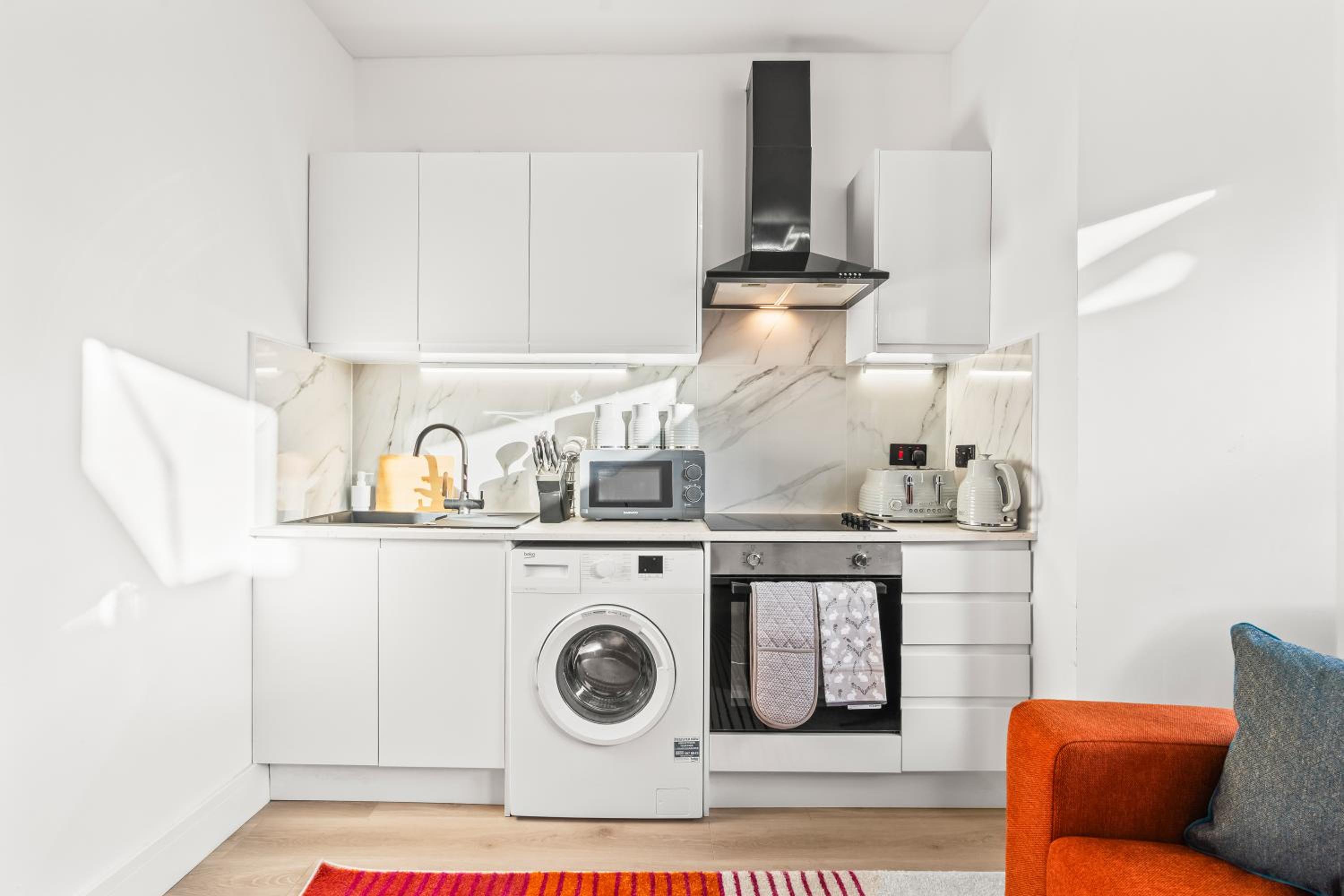 Stunning 4 Bed, Sleeps 10, Parking