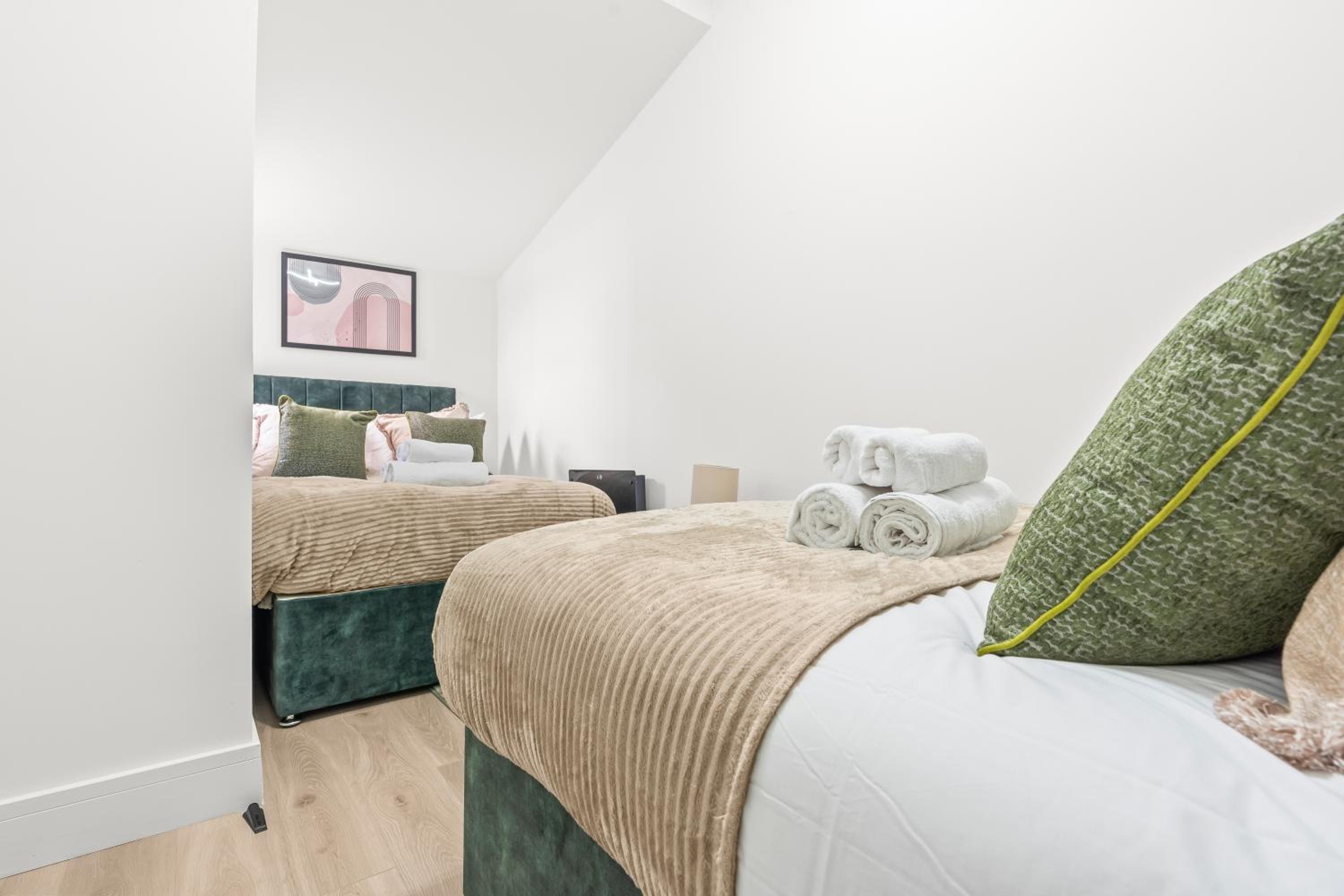 Stunning 4 Bed, Sleeps 10, Parking