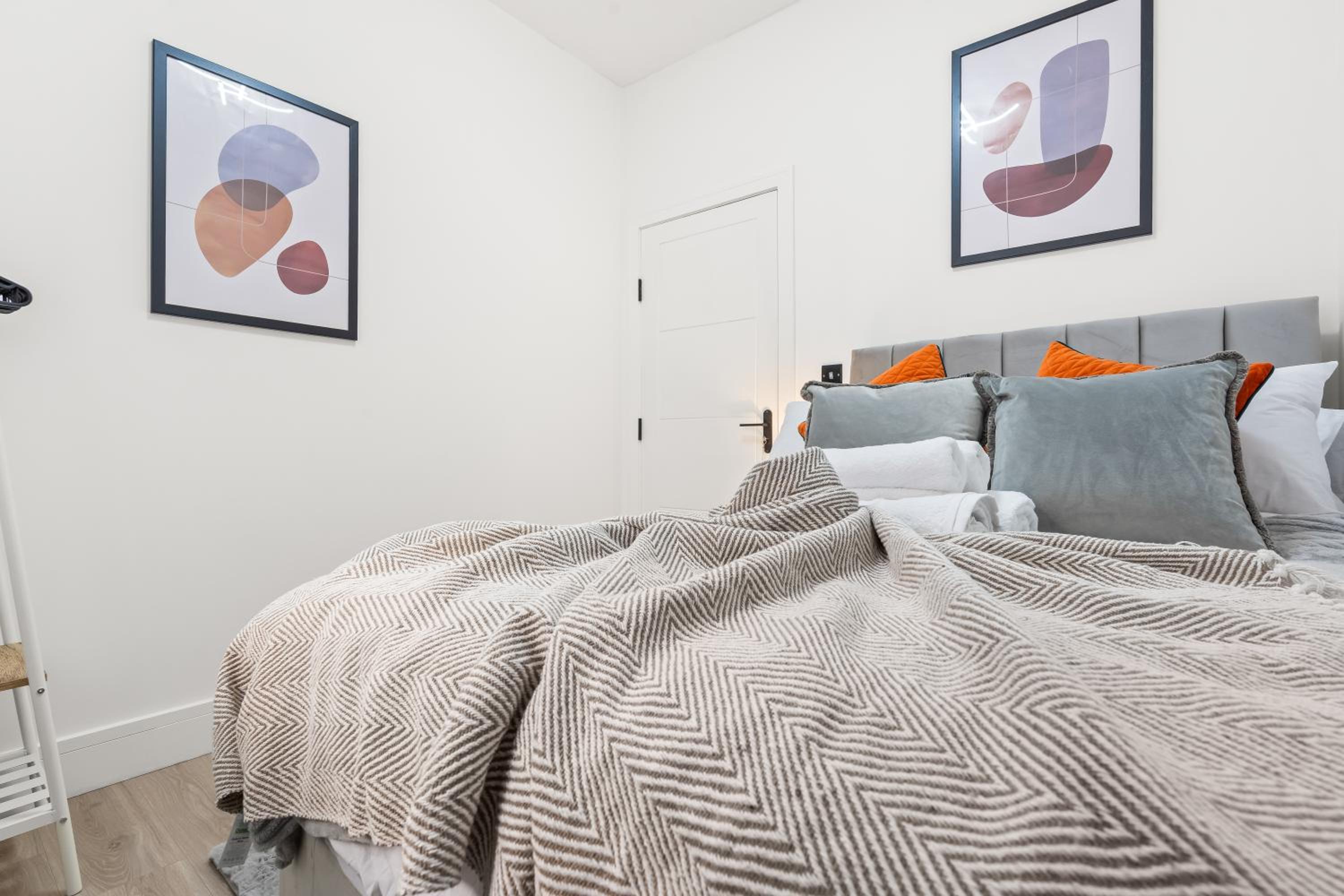 Stunning 4 Bed, Sleeps 10, Parking