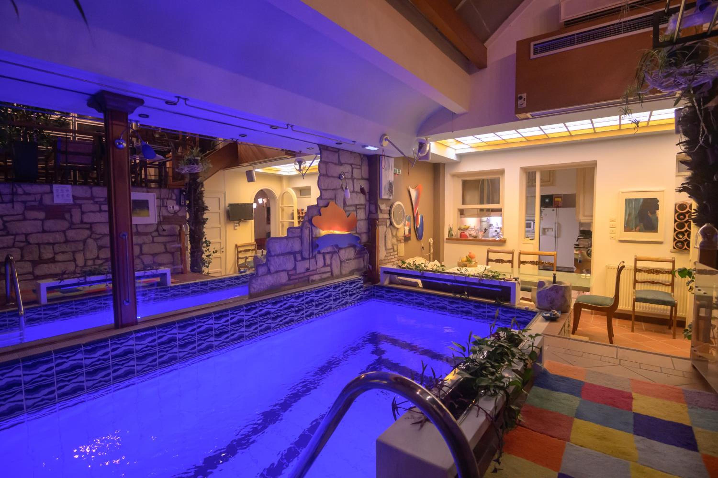 Blue Home, Luxury Villa with Pool in the City Centre