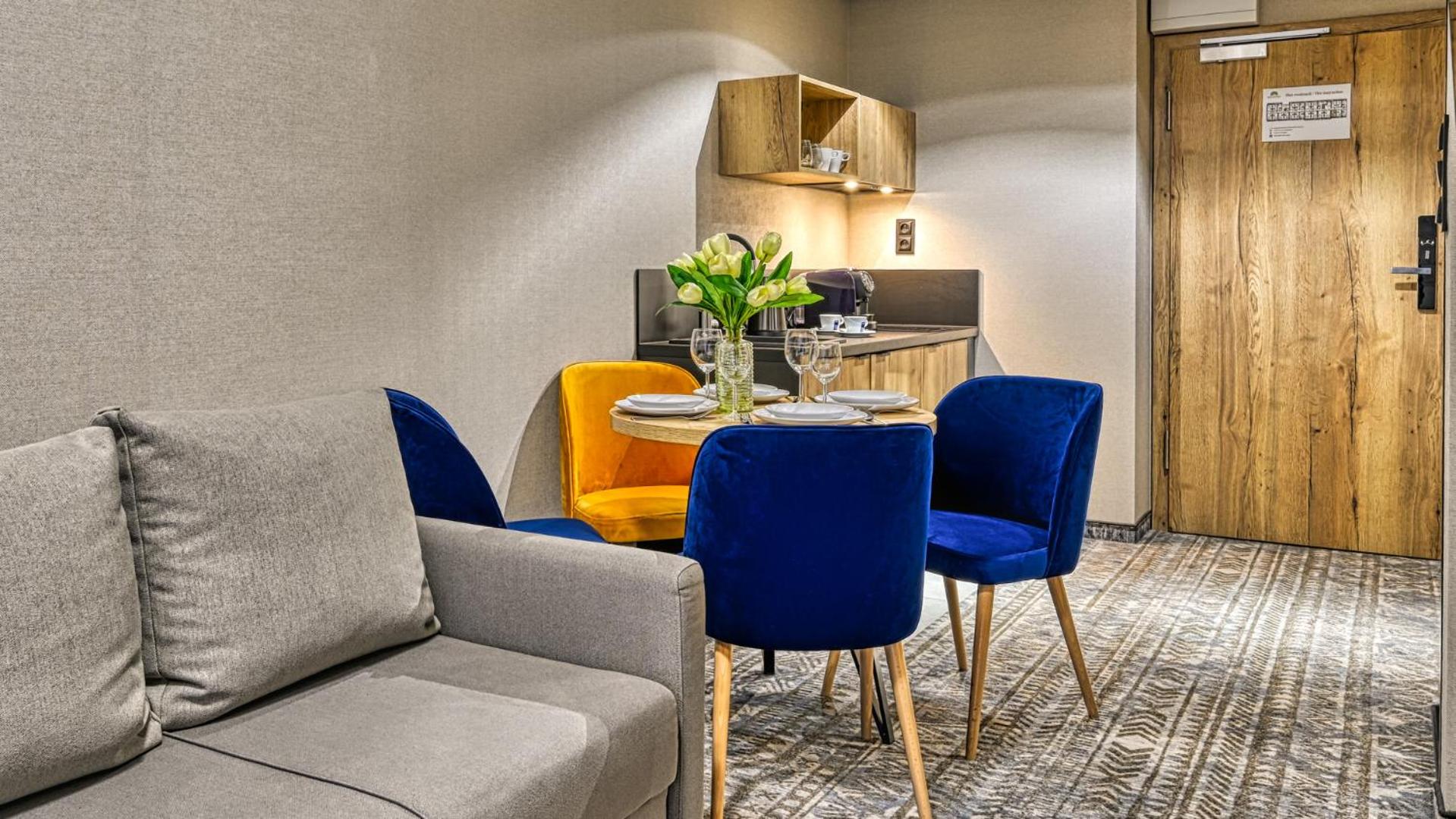 Złoty Horyzont VIP - główny budynek - z basenem, siłownią, grotą solną, bawialnią i restauracją by Royal Aparts