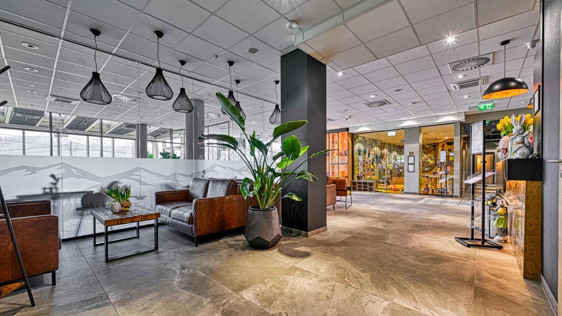 Złoty Horyzont VIP - główny budynek - z basenem, siłownią, grotą solną, bawialnią i restauracją by Royal Aparts