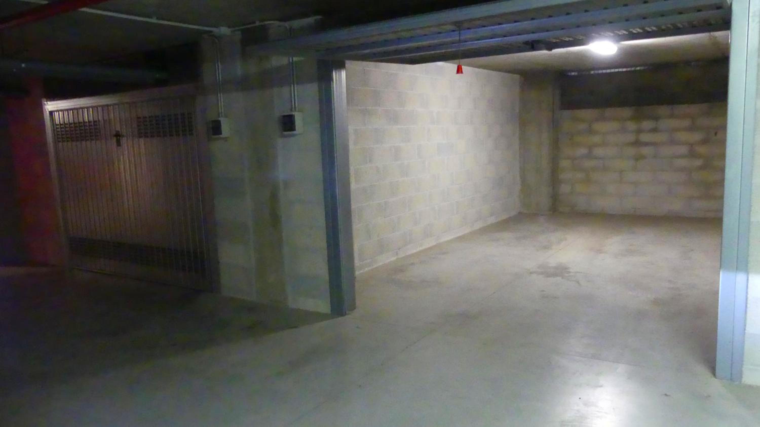 Spacious, Free private Parking, 2 bedrooms 2 bathrooms - Comfortable and Bright Apartment in Florence with Private Parking Garage - Just Few Minutes walkin