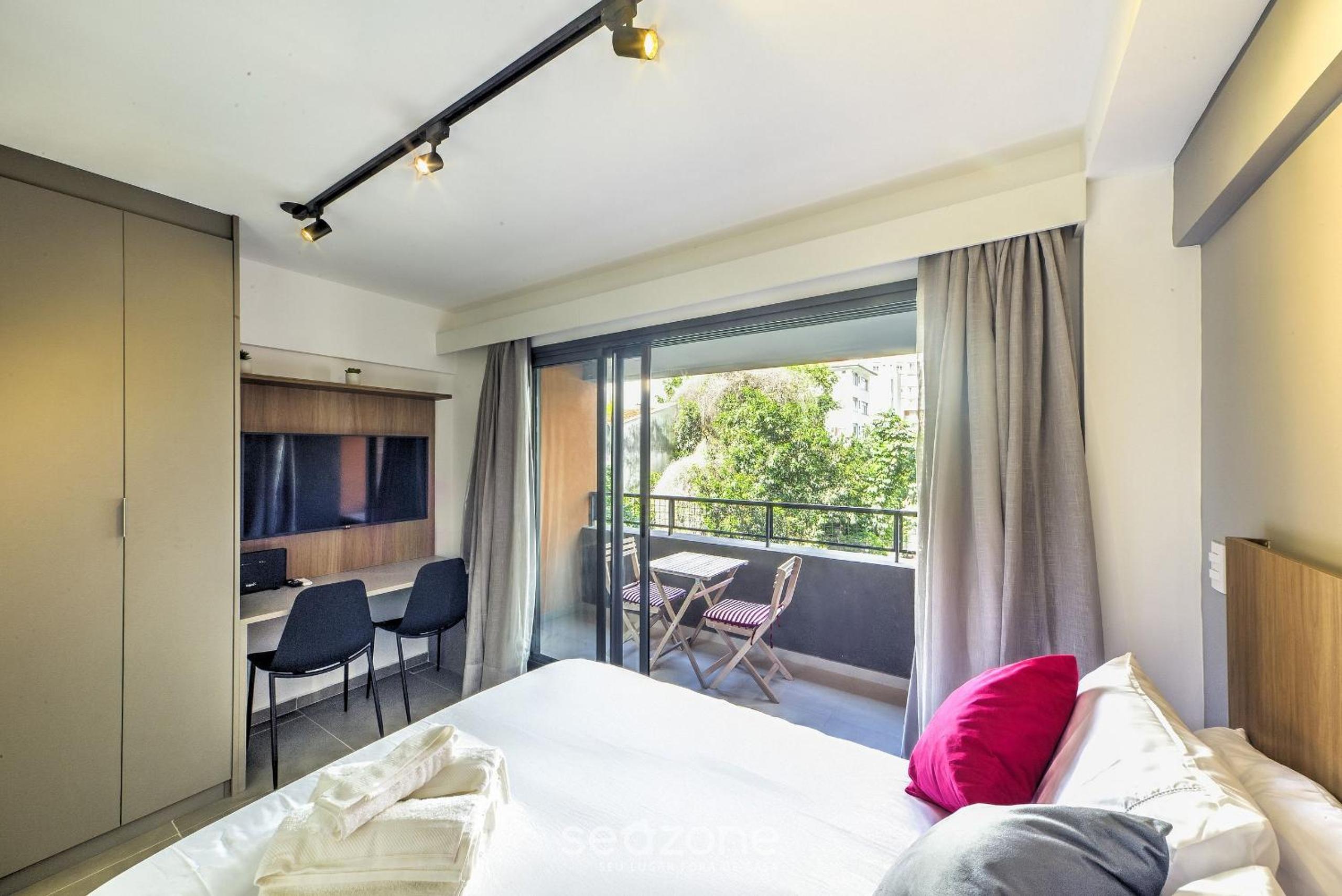 Studio with Balcony 100m from PUC-Pompeia PUQ0208
