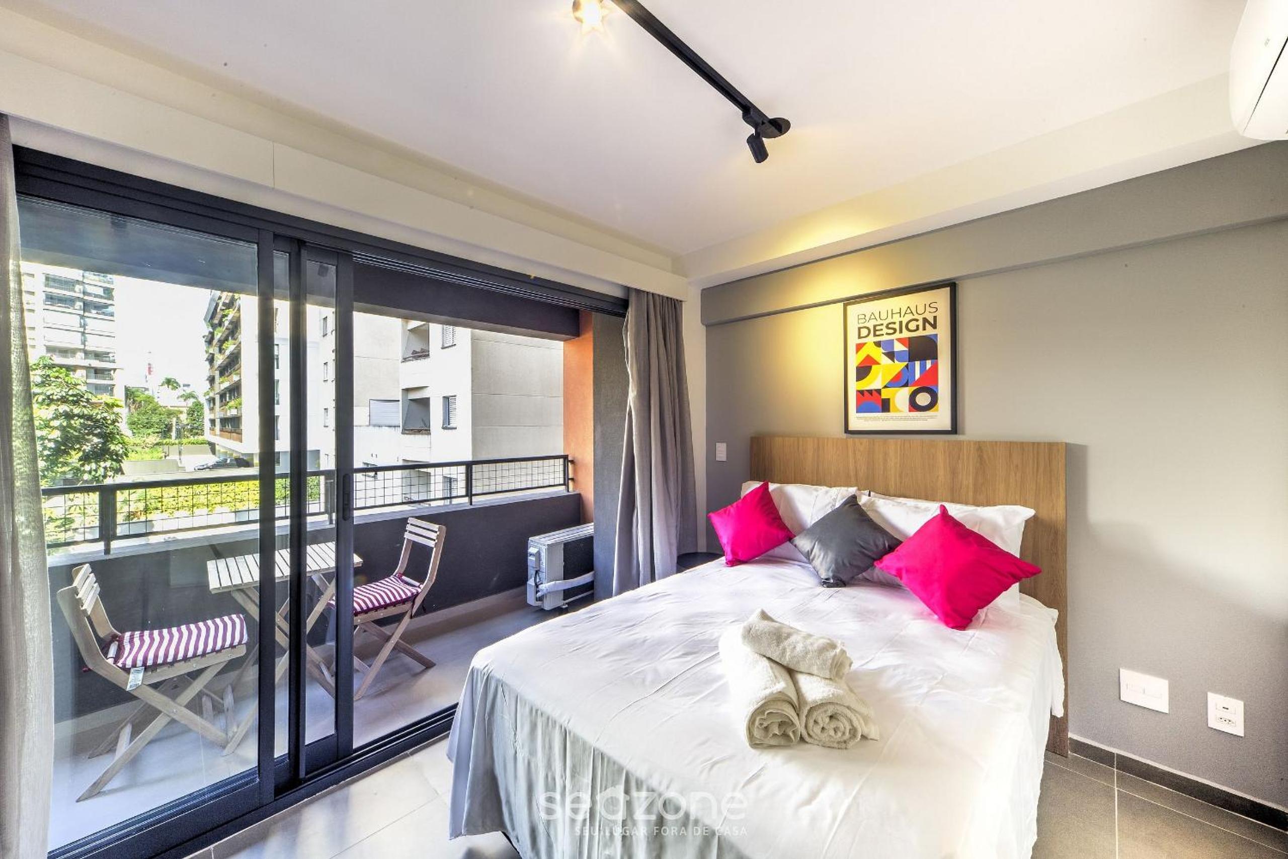 Studio with Balcony 100m from PUC-Pompeia PUQ0208