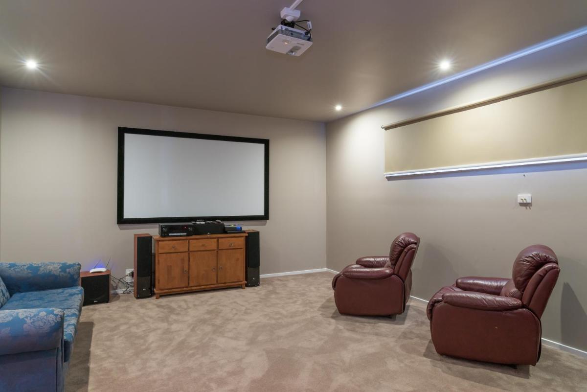 Currawong Close -Pool, Pool Table and Alfresco