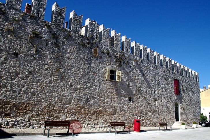 Hotel Fabris Apartments with pool and top location near sea - Image 1