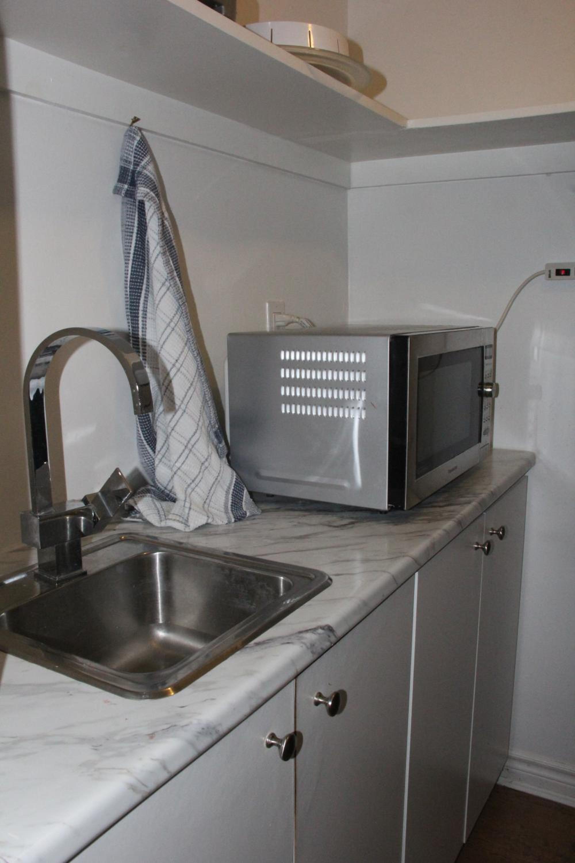 Serene Don River Nature gateway- 2BR suite, Private Patio, Free Parking