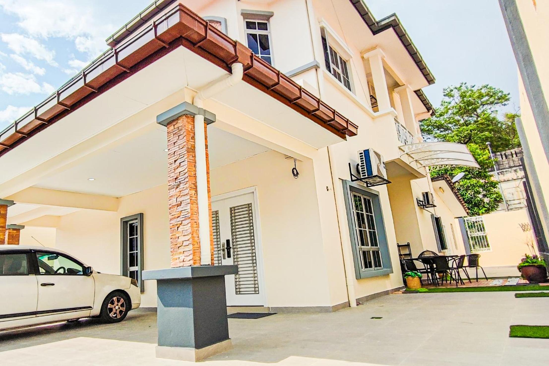 Modern Home at Kajang by HCK