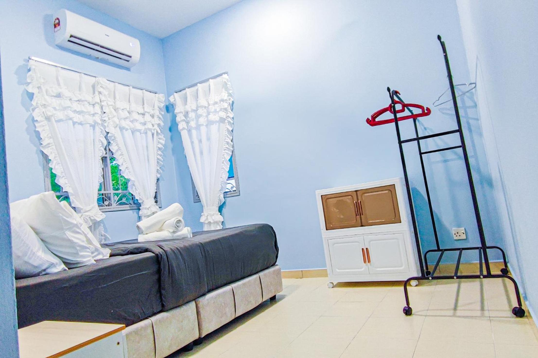 Modern Home at Kajang by HCK