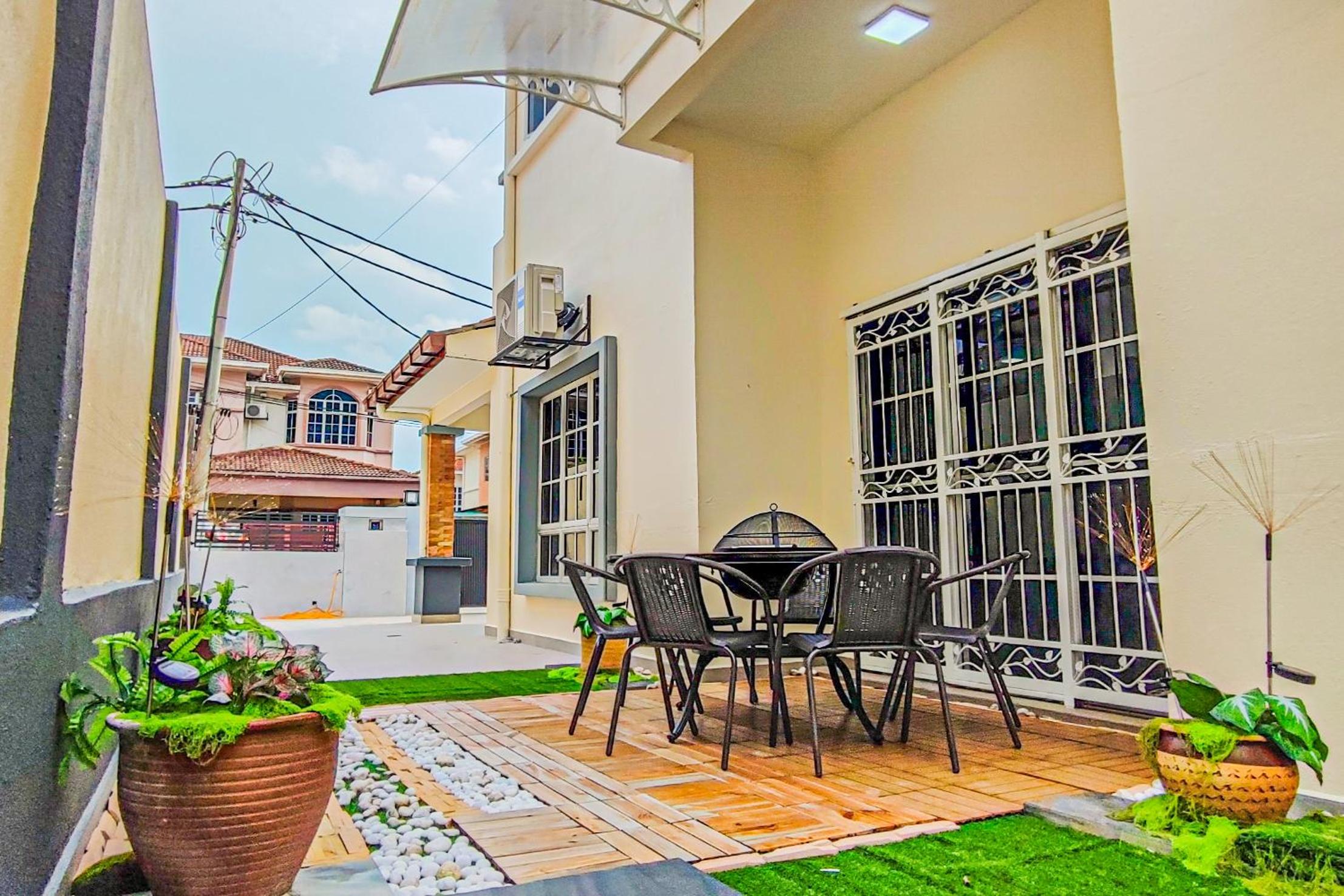 Modern Home at Kajang by HCK
