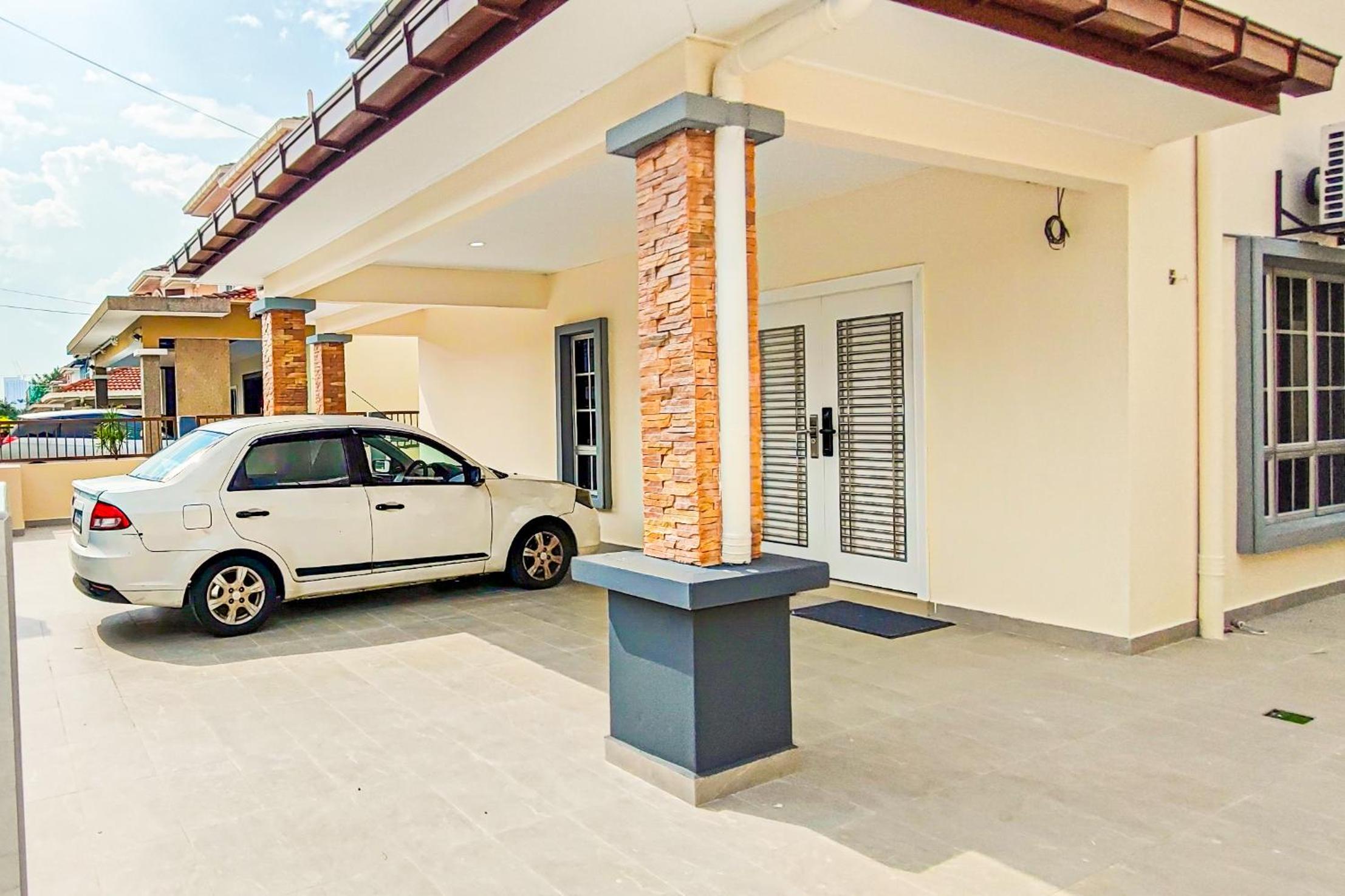 Modern Home at Kajang by HCK