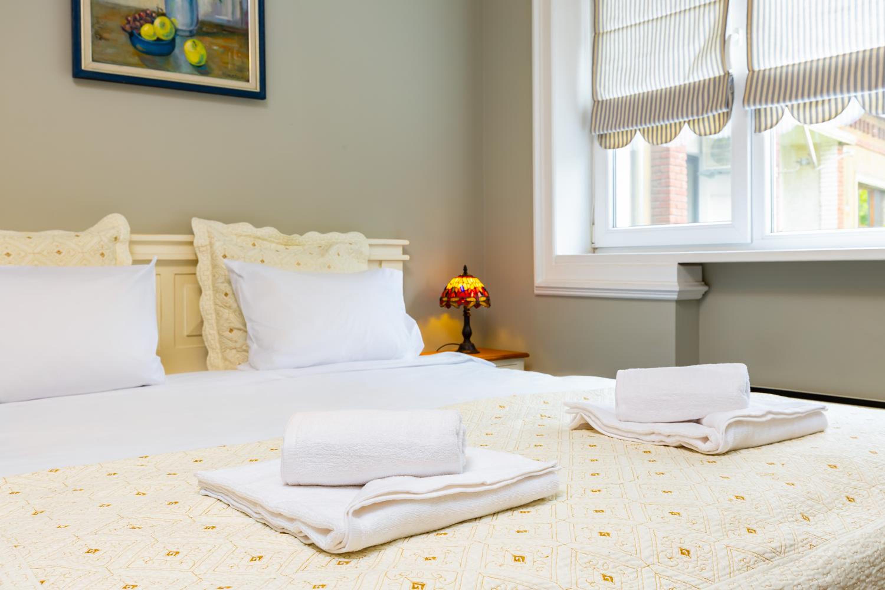 1BR Apartment in the Center with Free Street Parking and Designated Workspace