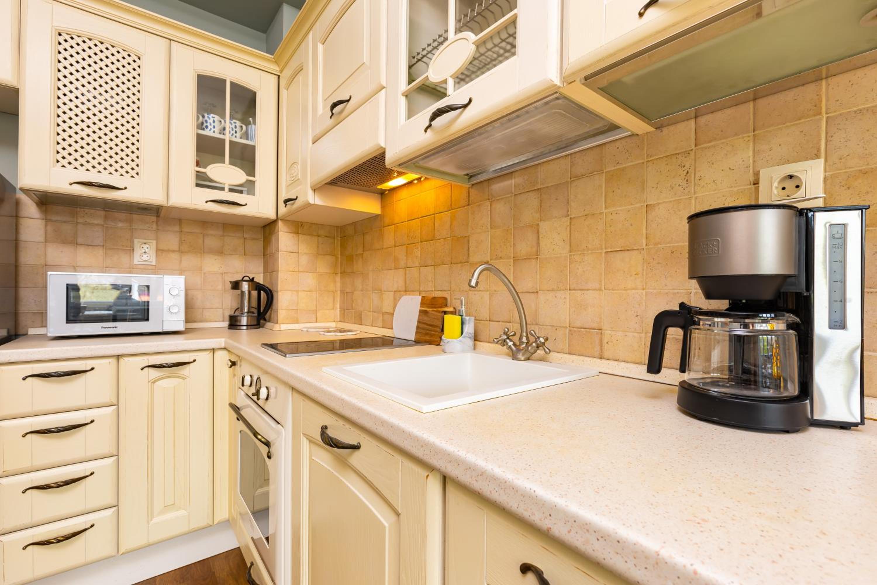 1BR Apartment in the Center with Free Street Parking and Designated Workspace