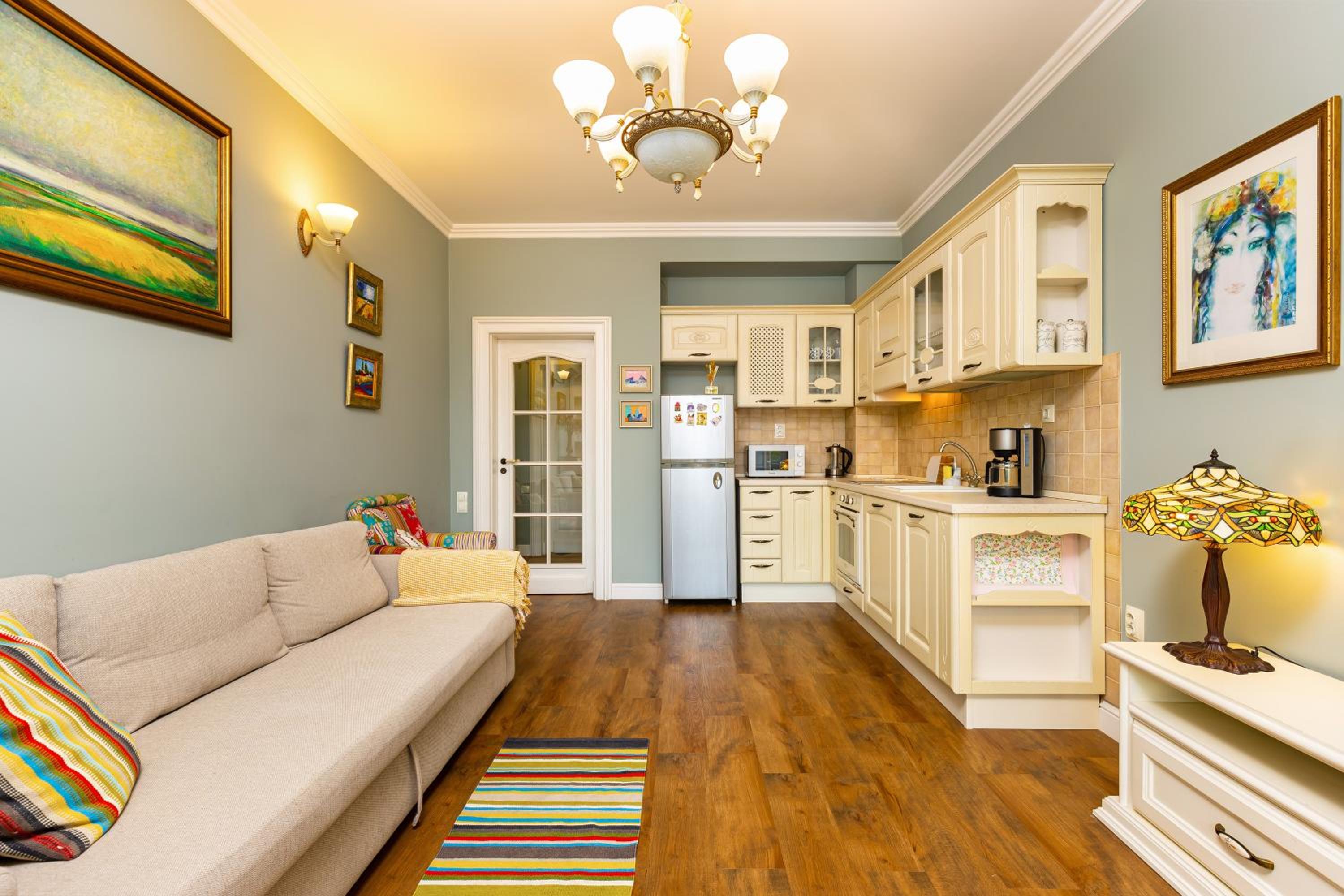 1BR Apartment in the Center with Free Street Parking and Designated Workspace