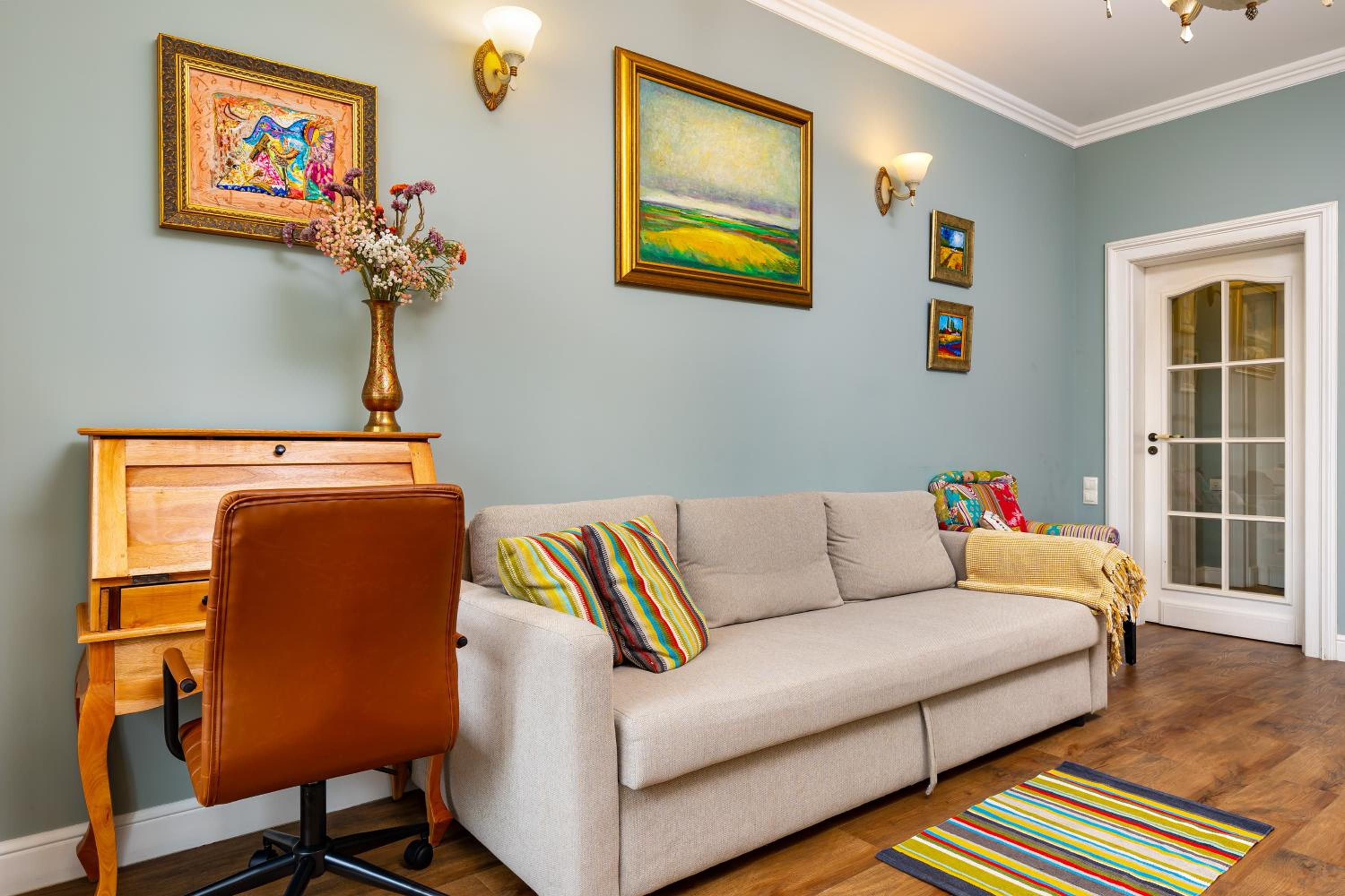1BR Apartment in the Center with Free Street Parking and Designated Workspace