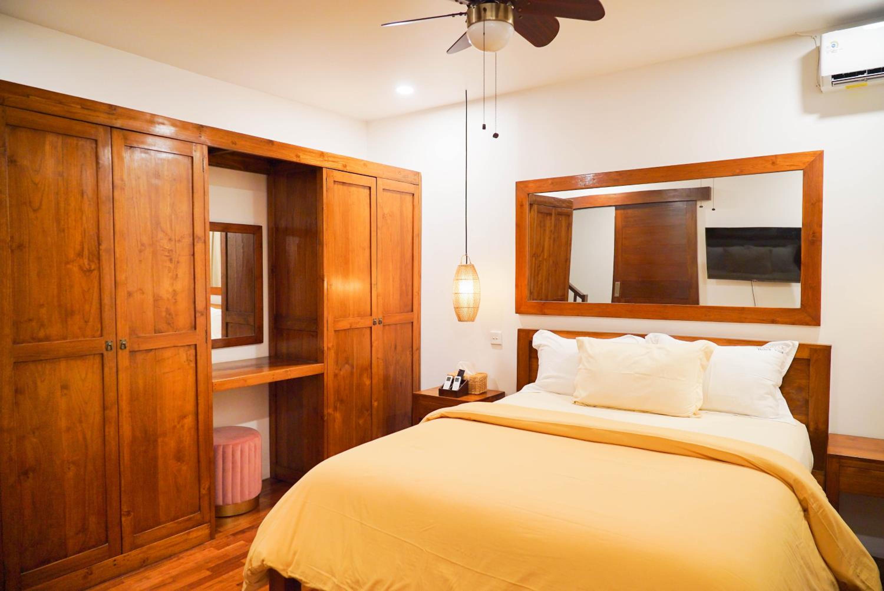 Mari Mar Beach Villa - 3BR next to Echobeach