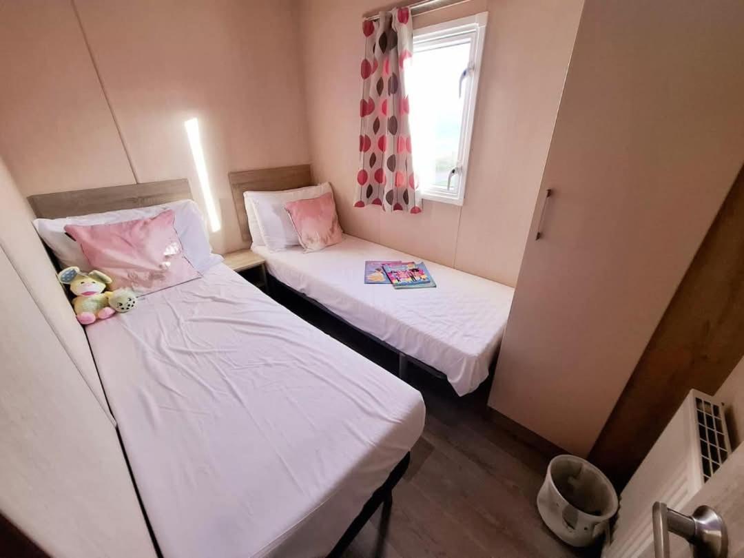 Sea Bliss Beachfront Caravan, 2 Bed King Ensuite, Sleeps 6, Wrap Decking, Crimdon Dene