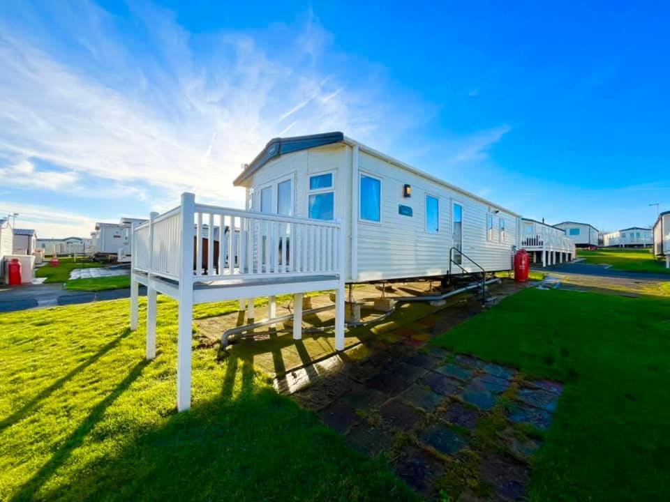 Sea Bliss Beachfront Caravan, 2 Bed King Ensuite, Sleeps 6, Wrap Decking, Crimdon Dene
