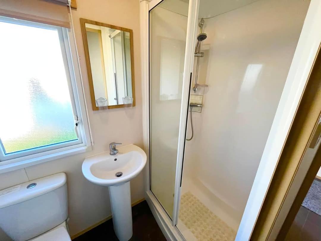 Sea Bliss Beachfront Caravan, 2 Bed King Ensuite, Sleeps 6, Wrap Decking, Crimdon Dene