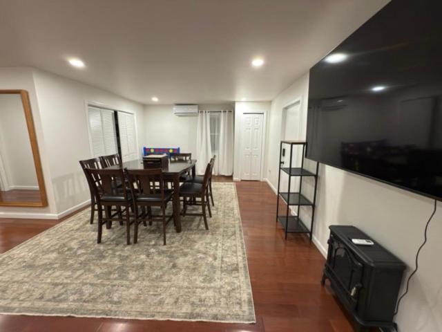 Modern Retreat Poconos 3BR Fire Pit Skiing