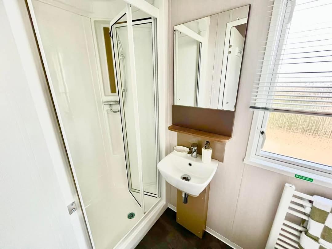 Sea Bliss Beachfront Caravan, 2 Bed King Ensuite, Sleeps 6, Wrap Decking, Crimdon Dene