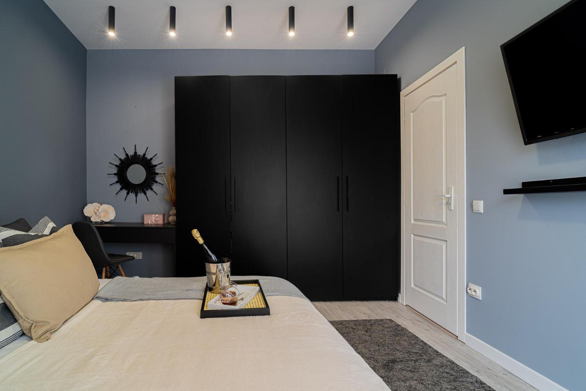 Chic Black & White 2BR Retreat on Dambovitei