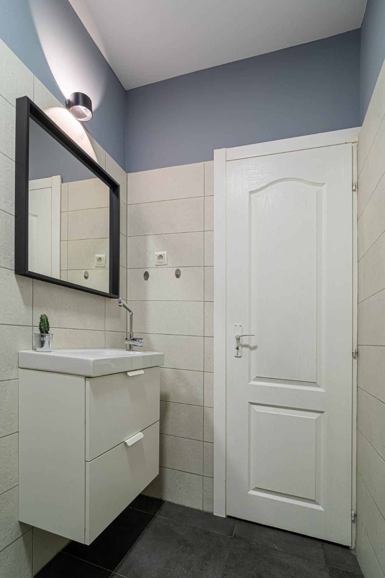 Chic Black & White 2BR Retreat on Dambovitei