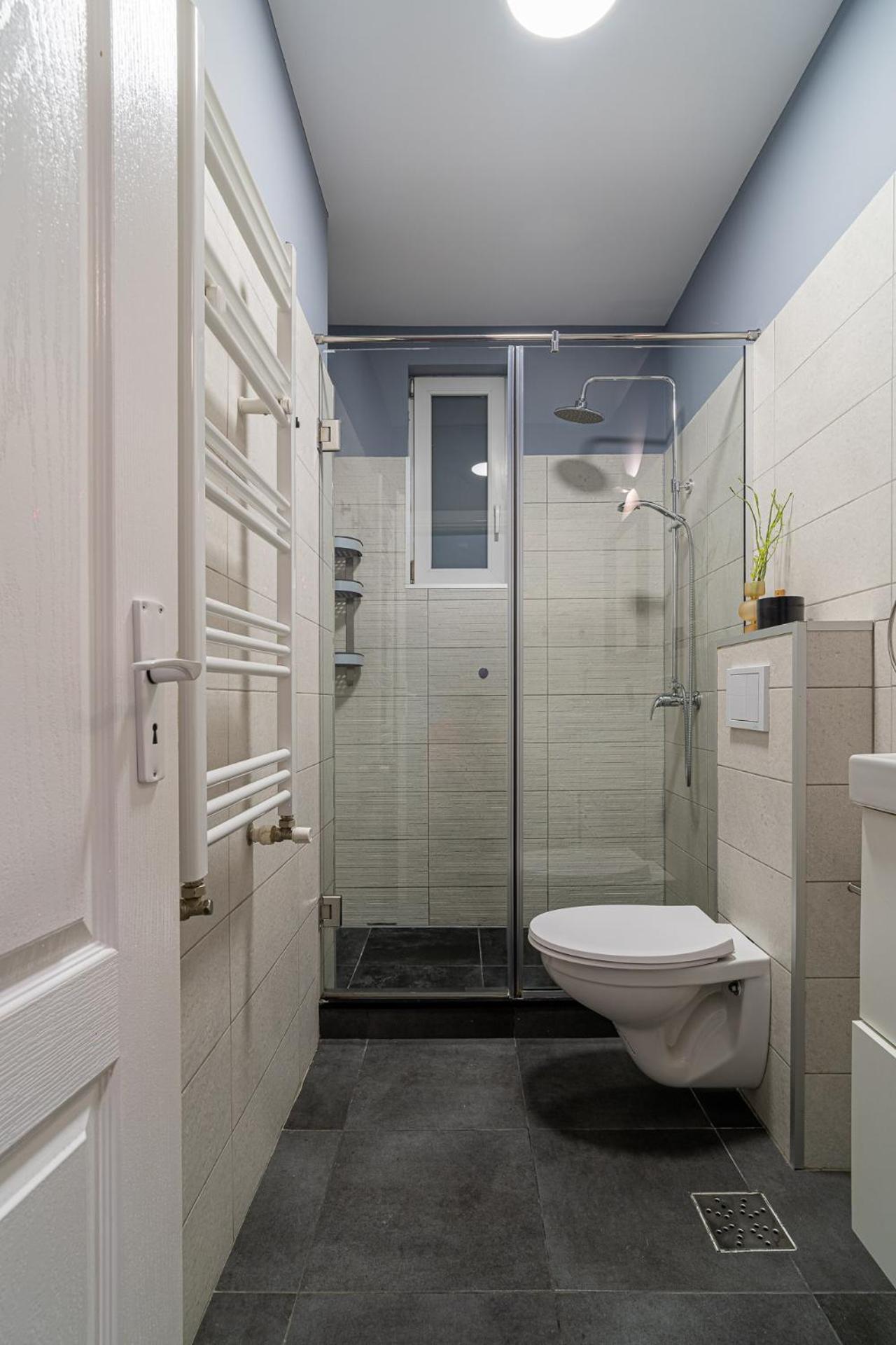 Chic Black & White 2BR Retreat on Dambovitei