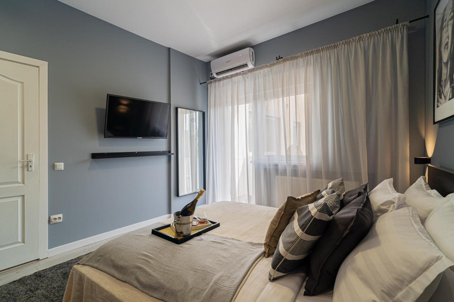 Chic Black & White 2BR Retreat on Dambovitei