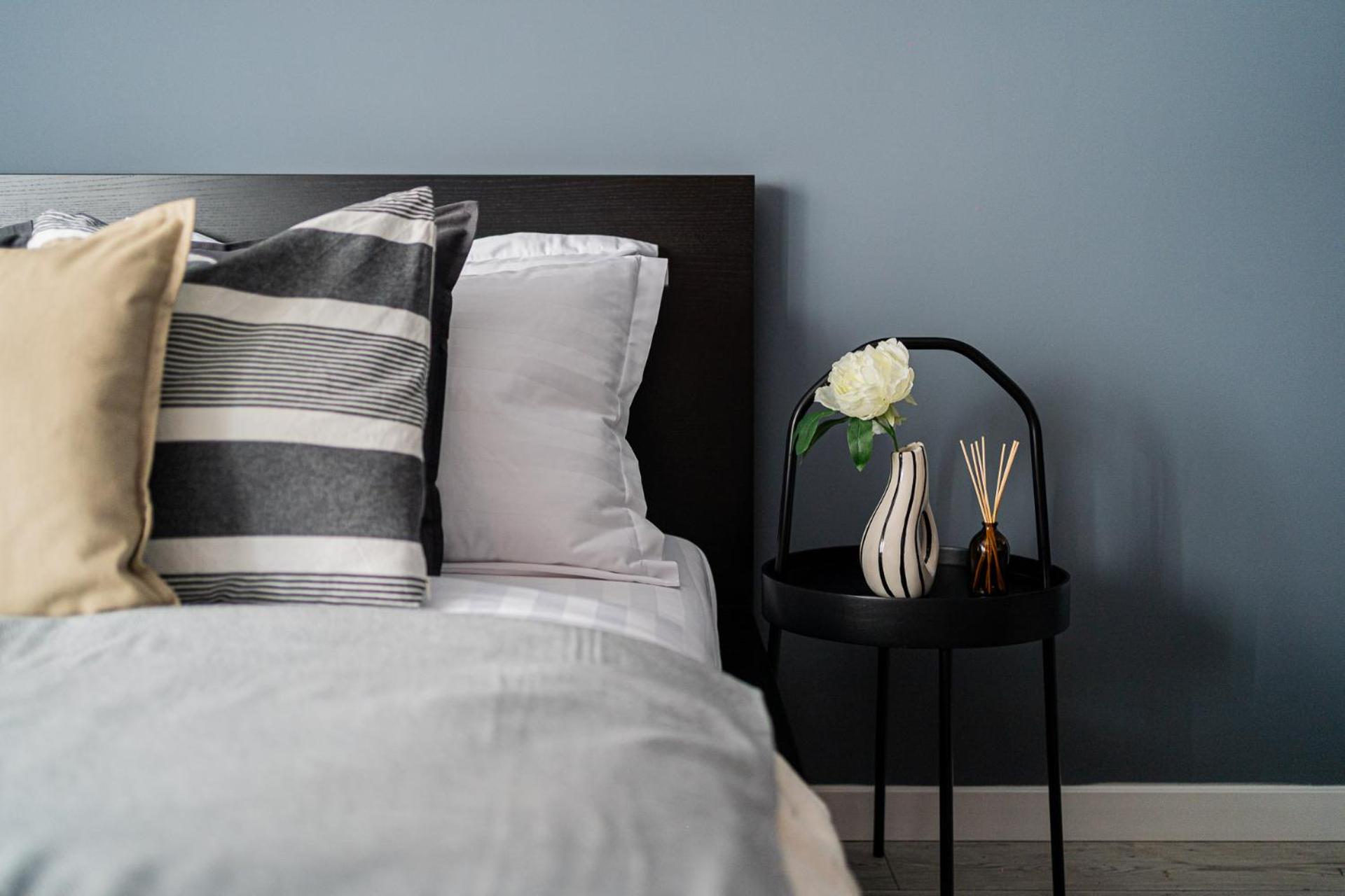 Chic Black & White 2BR Retreat on Dambovitei