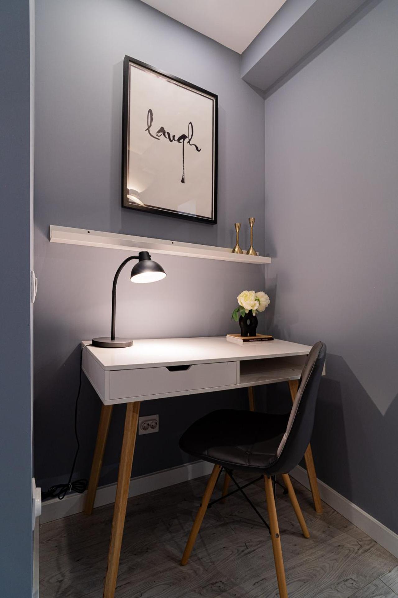 Chic Black & White 2BR Retreat on Dambovitei