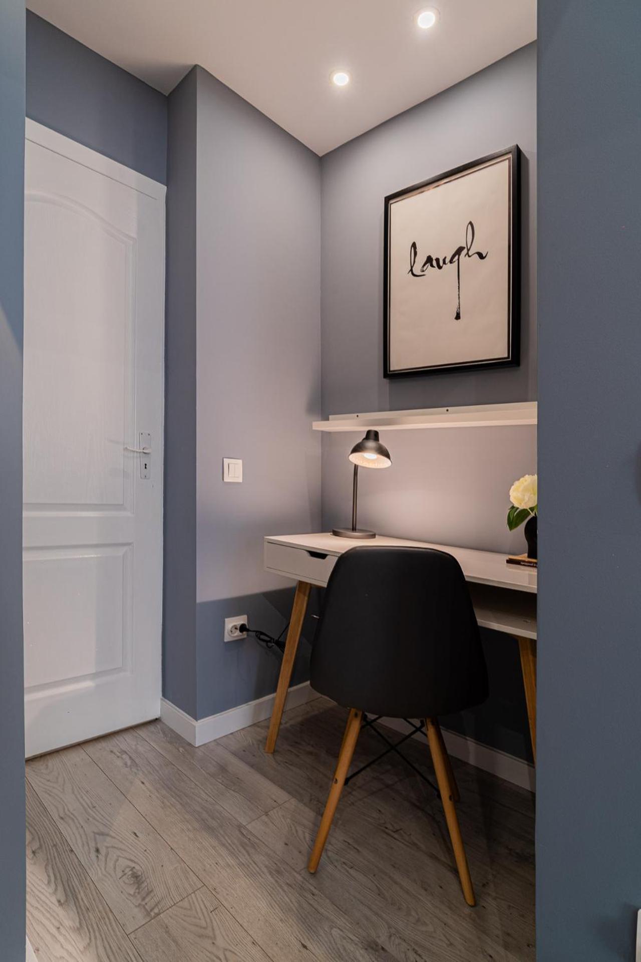 Chic Black & White 2BR Retreat on Dambovitei