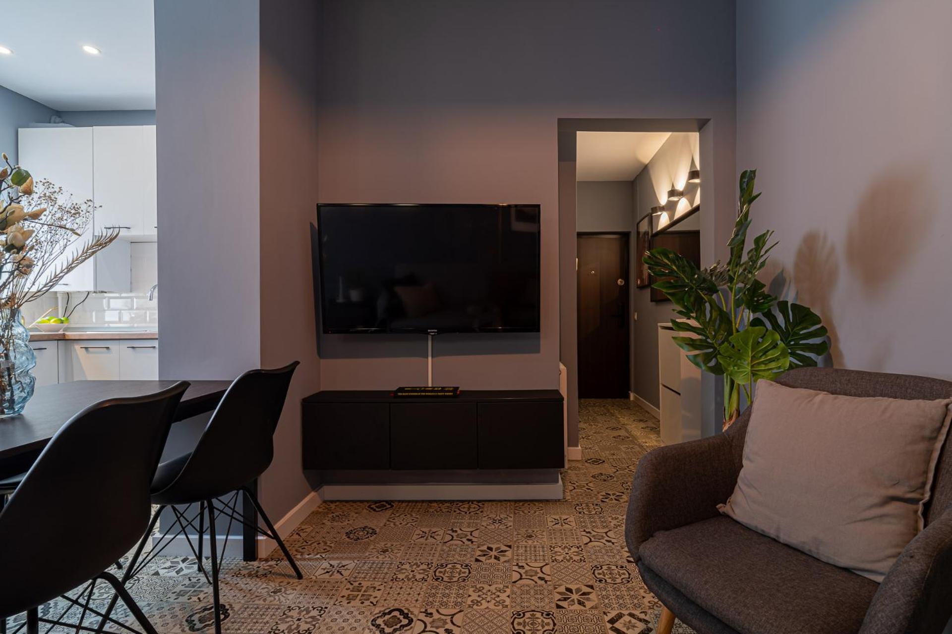 Chic Black & White 2BR Retreat on Dambovitei