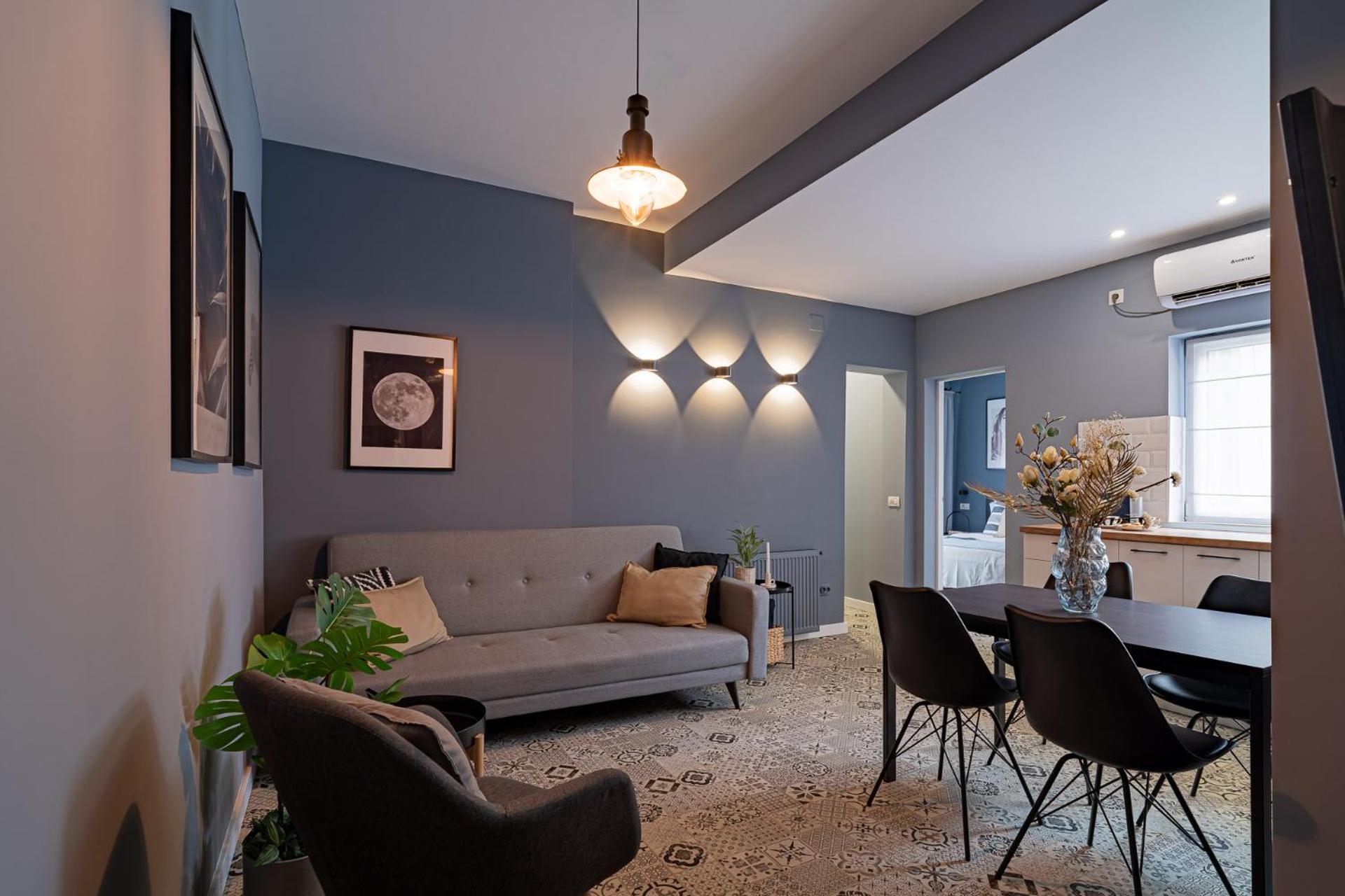 Chic Black & White 2BR Retreat on Dambovitei