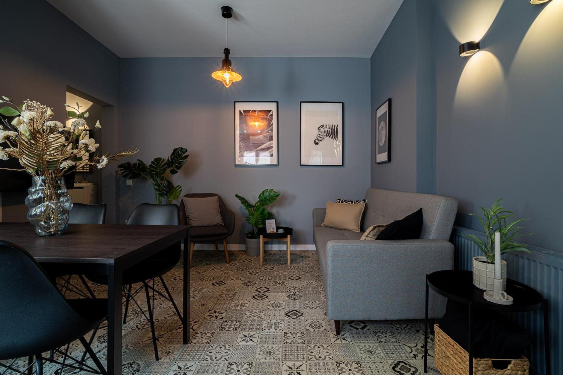 Chic Black & White 2BR Retreat on Dambovitei