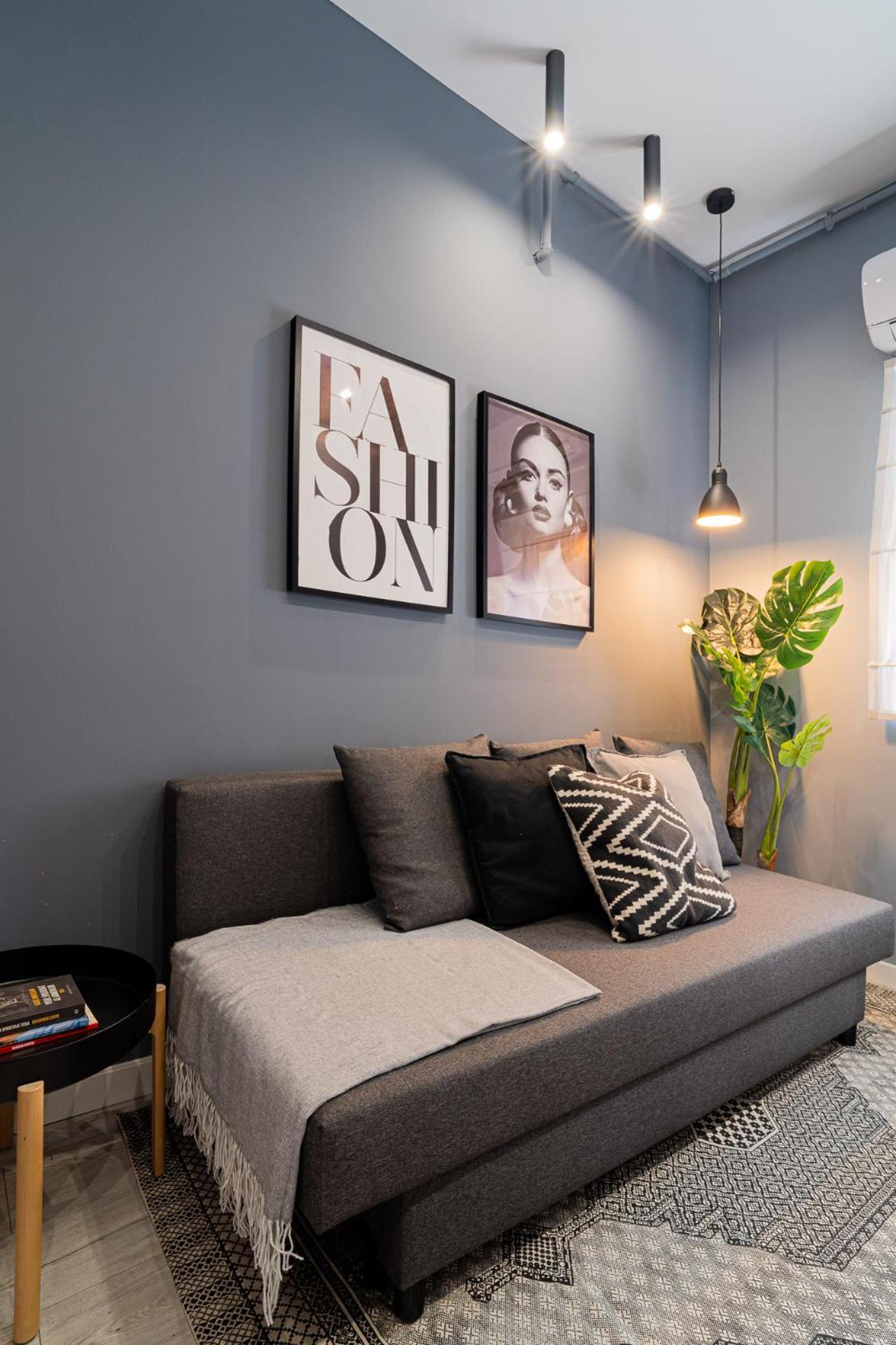 Chic Black & White 2BR Retreat on Dambovitei