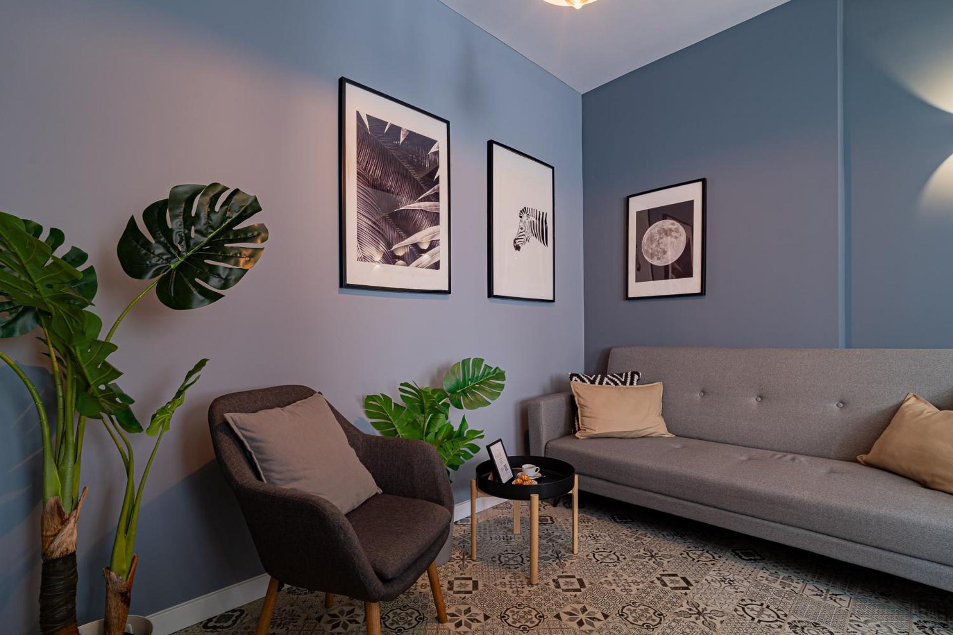 Chic Black & White 2BR Retreat on Dambovitei