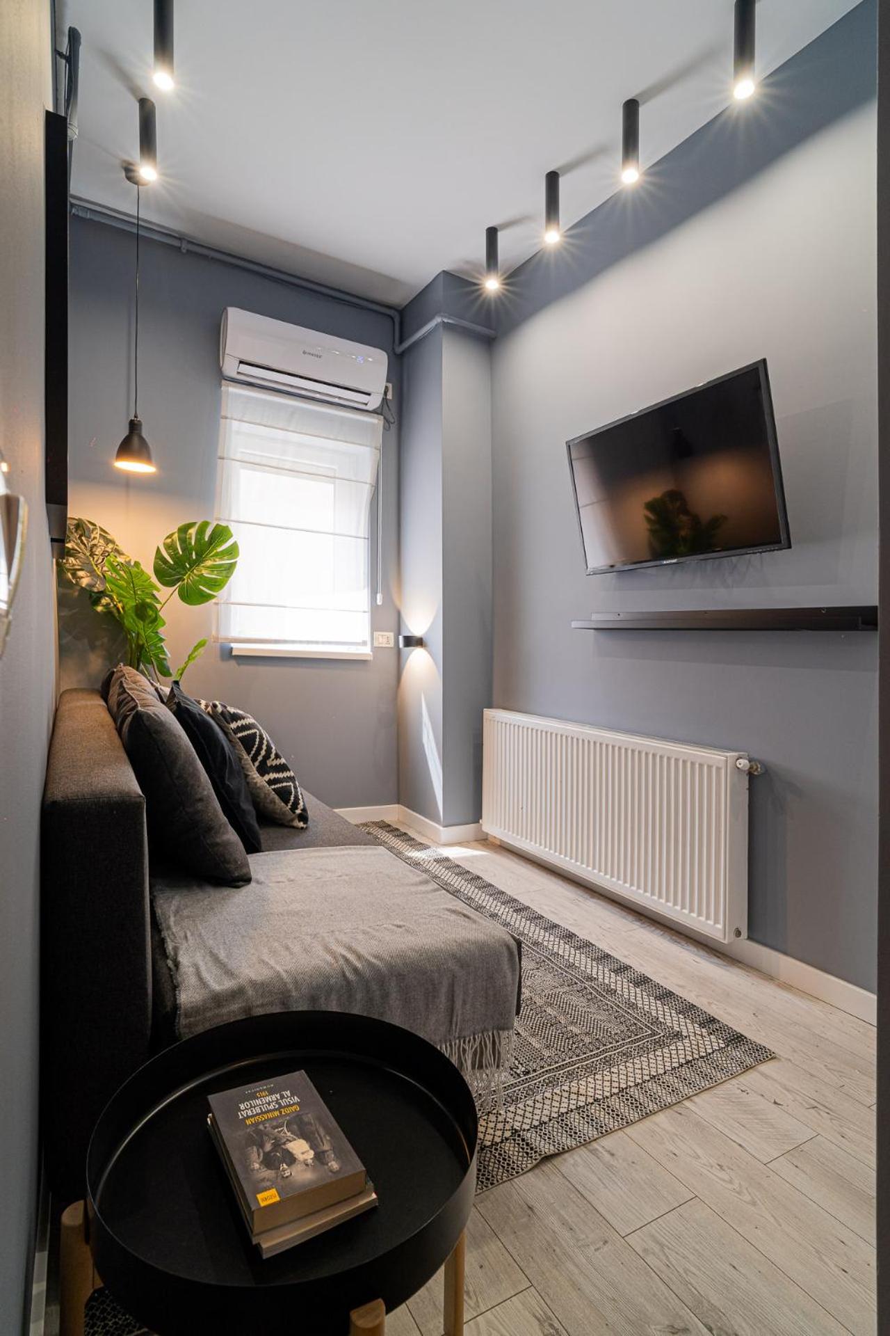 Chic Black & White 2BR Retreat on Dambovitei