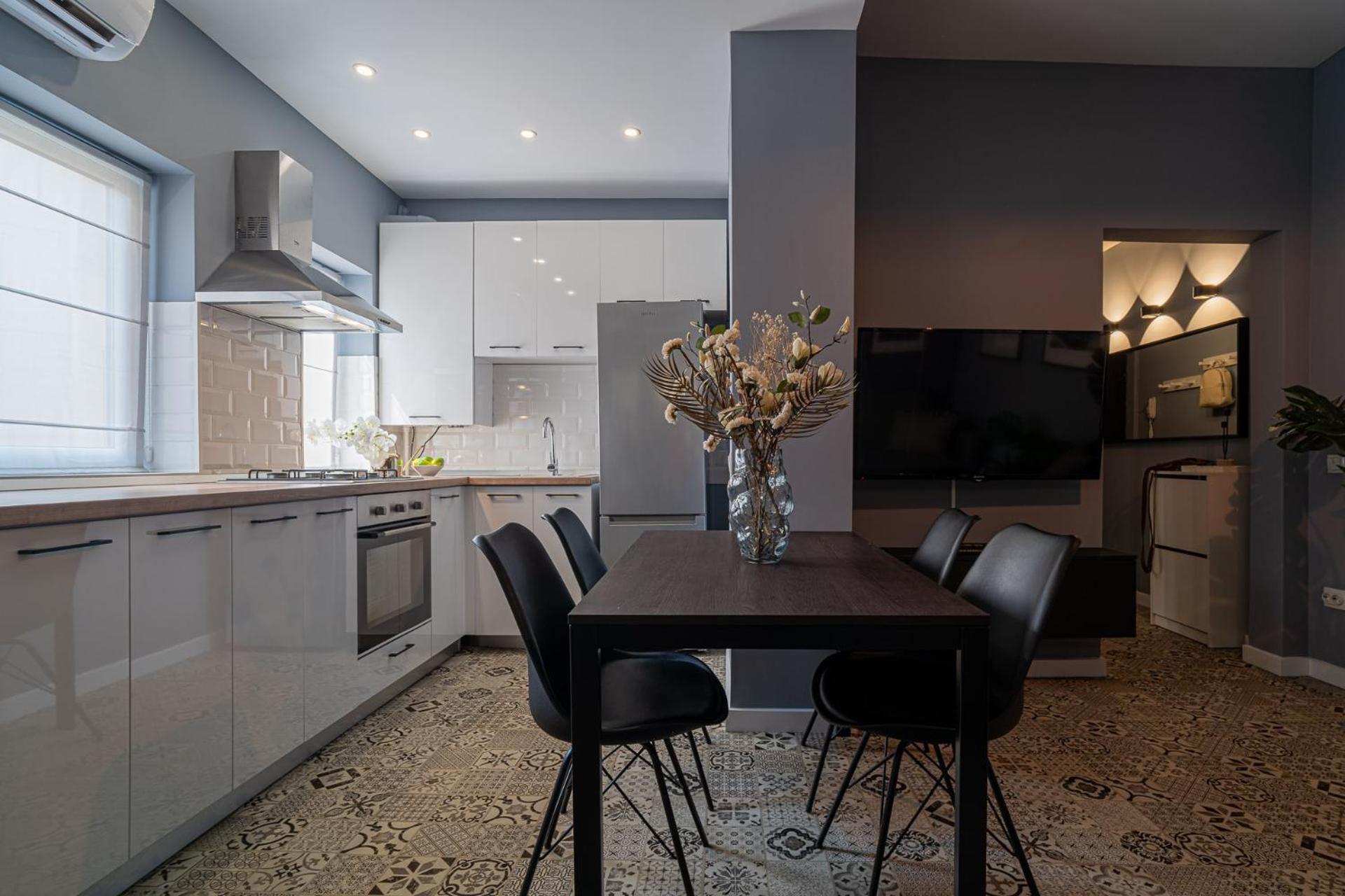 Chic Black & White 2BR Retreat on Dambovitei