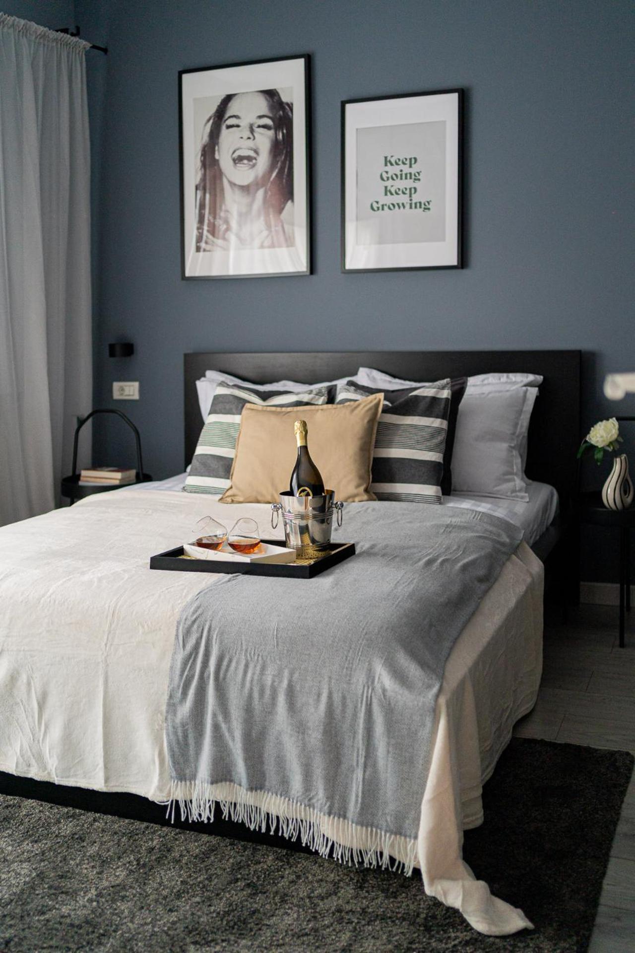 Chic Black & White 2BR Retreat on Dambovitei