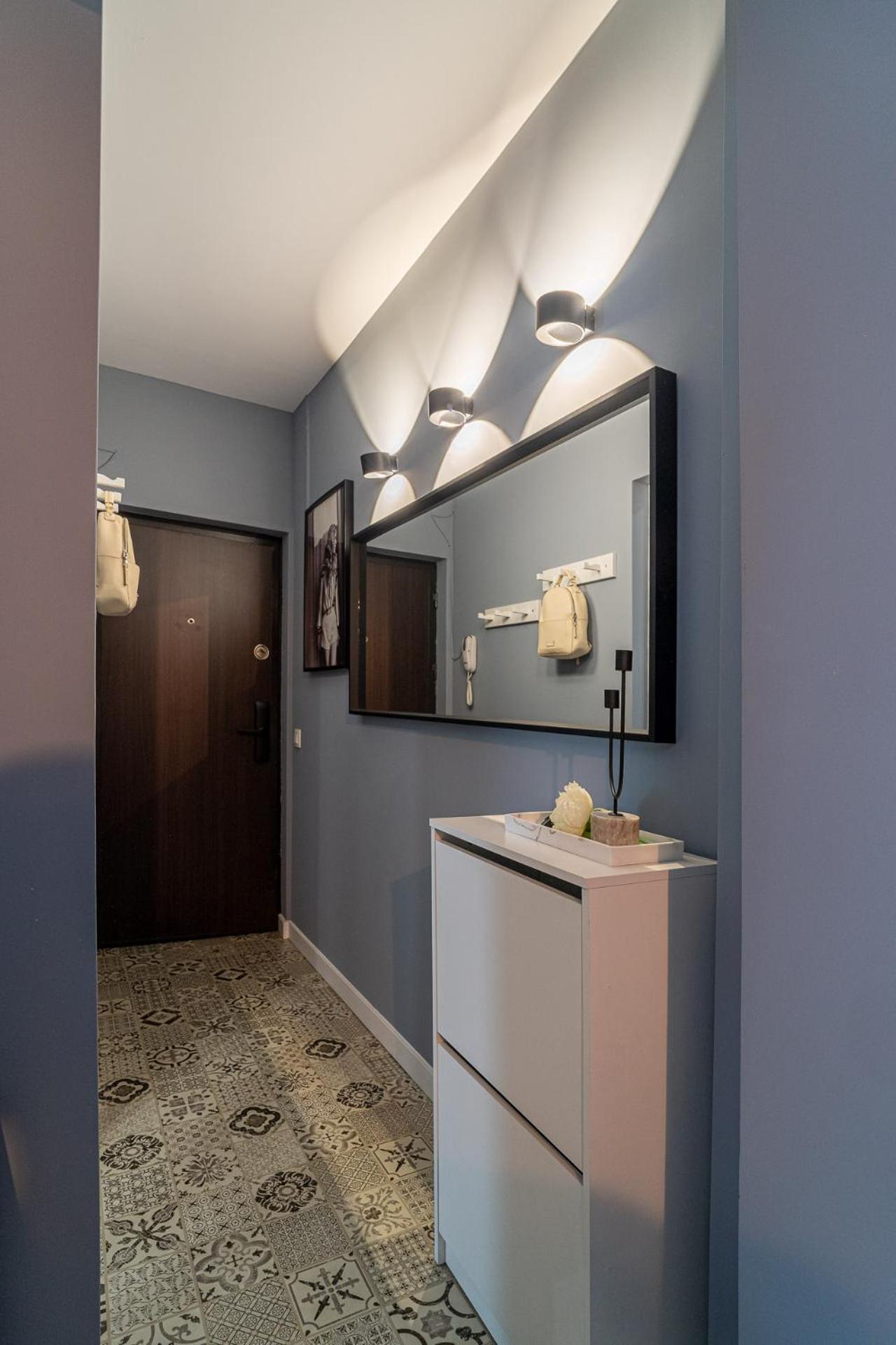 Chic Black & White 2BR Retreat on Dambovitei