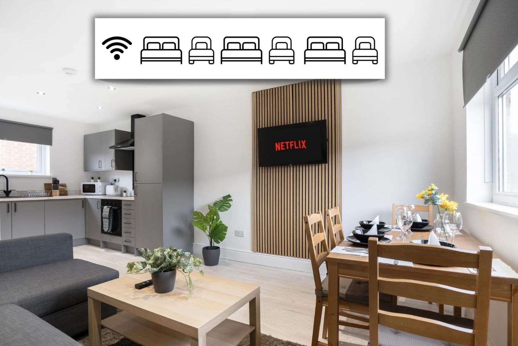 3 Bedroom House-Free Parking- by Holiday Homes